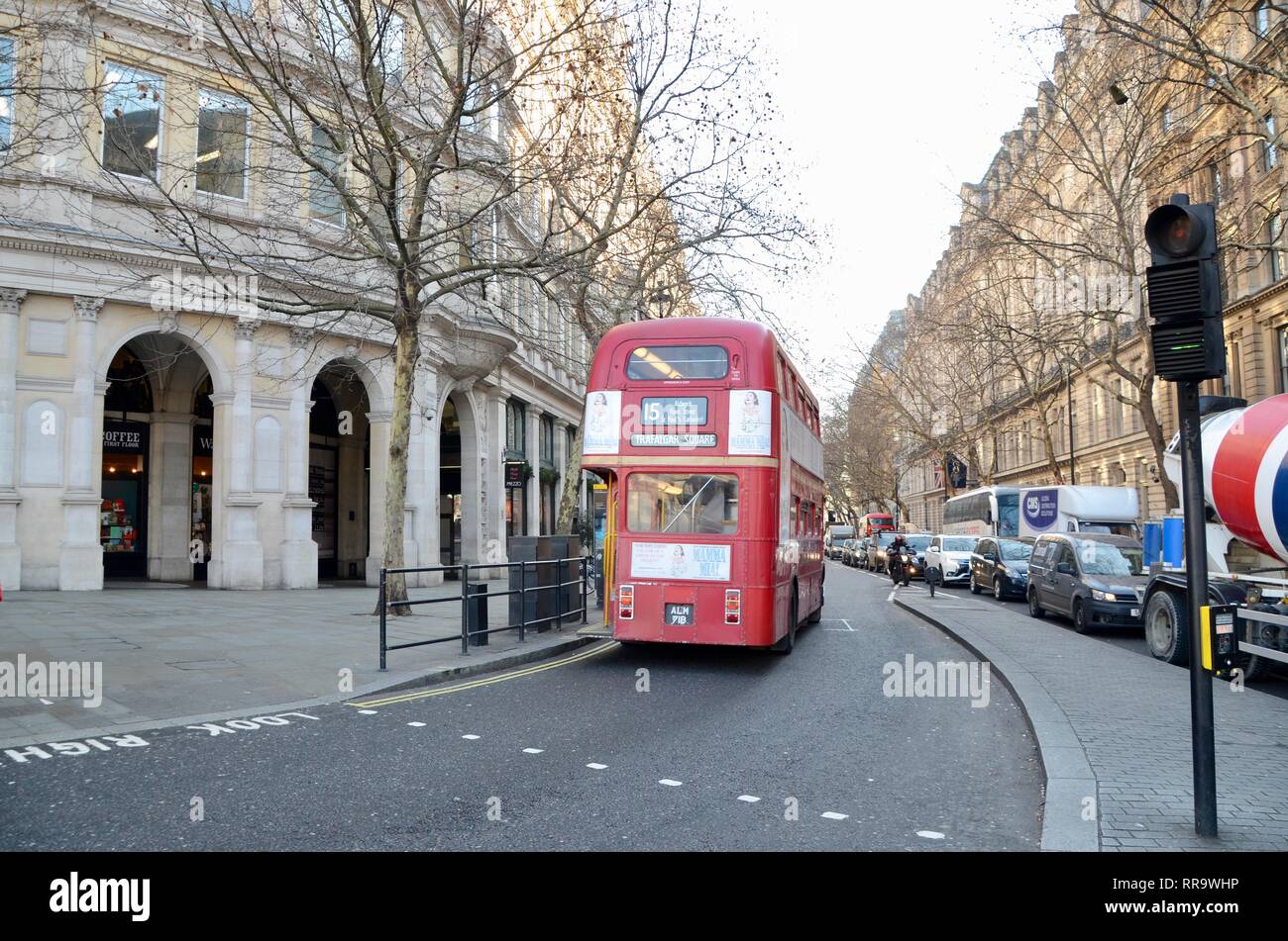 Vintage autobus Routemaster ancora operanti in Londra Inghilterra sul n. 15 bus route REGNO UNITO Foto Stock