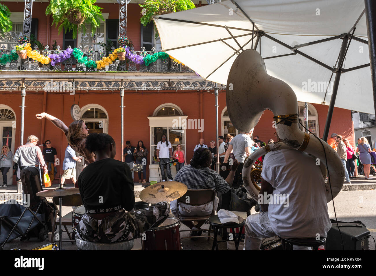 New Orleans musica, vista posteriore di un gruppo jazz in Royal Street nel centro del Quartiere Francese (Vieux Carre), New Orleans, Stati Uniti d'America. Foto Stock