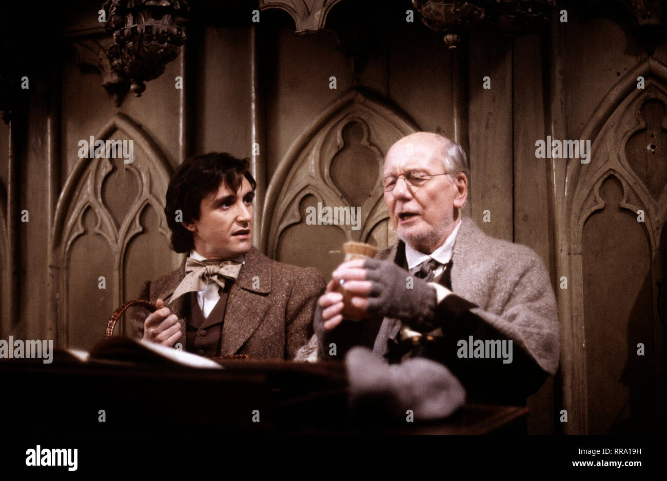 Schani Strauß (STEPHEN MCGANN) wird vom Komponisten Drechsler (John Gielgud) in Harmonielehre unterrichtet. 36166 / Überschrift: DIE STRAUß-DYNASTIE / …Österreich 1989 Foto Stock