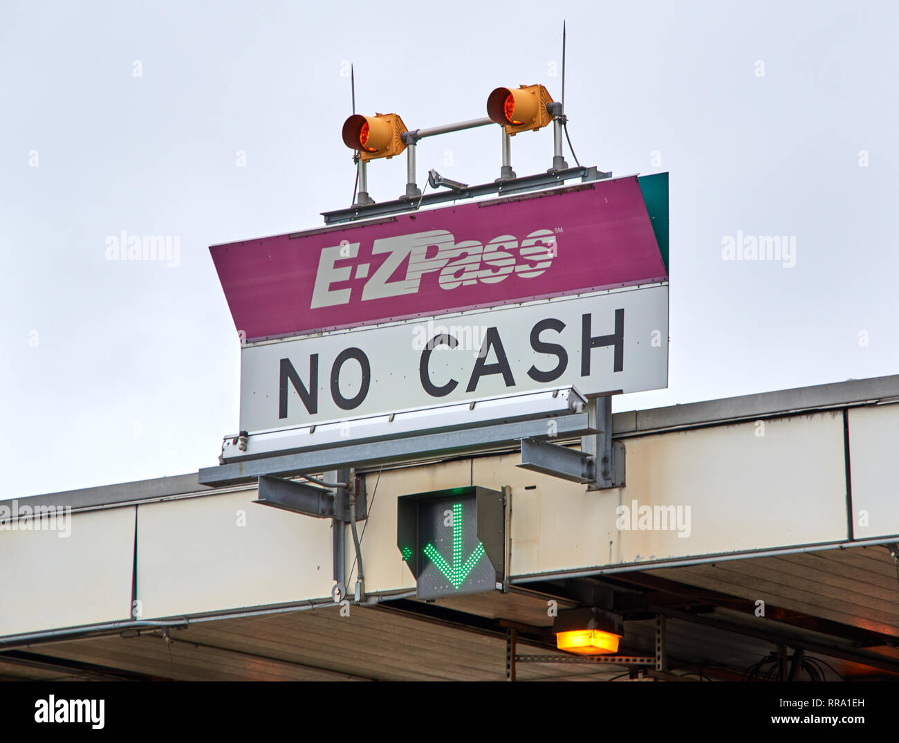 NEW YORK, Stati Uniti d'America - 14 dicembre 2018: EZPass nessun segno di cassa. E ZPass è Electronic Toll Collection system utilizzato su strade a pedaggio, gallerie e ponti e tu Foto Stock