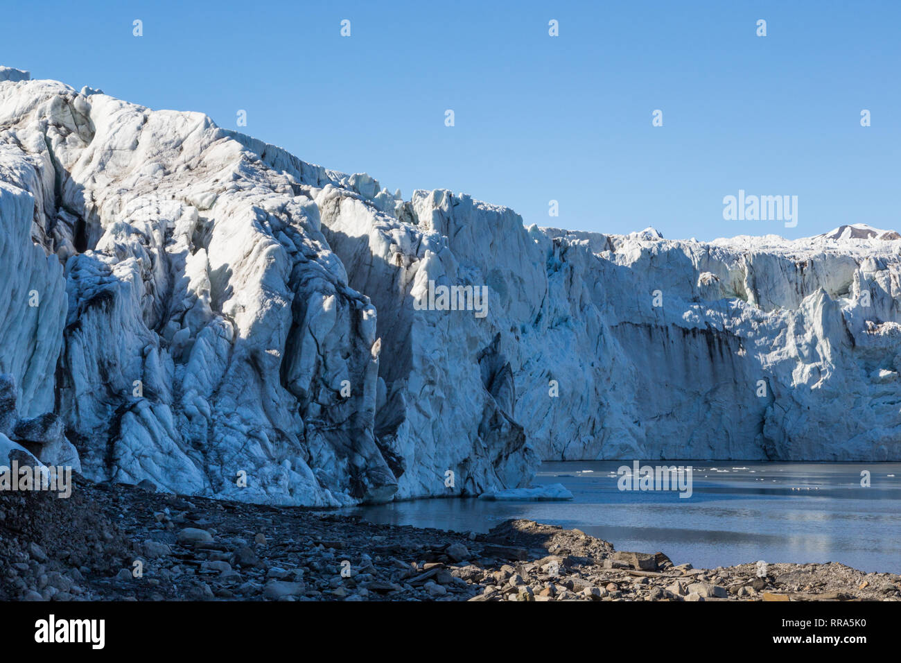 Fronte di ghiaccio naturale del ghiacciaio Esmarkbreen in Svalbard, blu cielo, mare Foto Stock