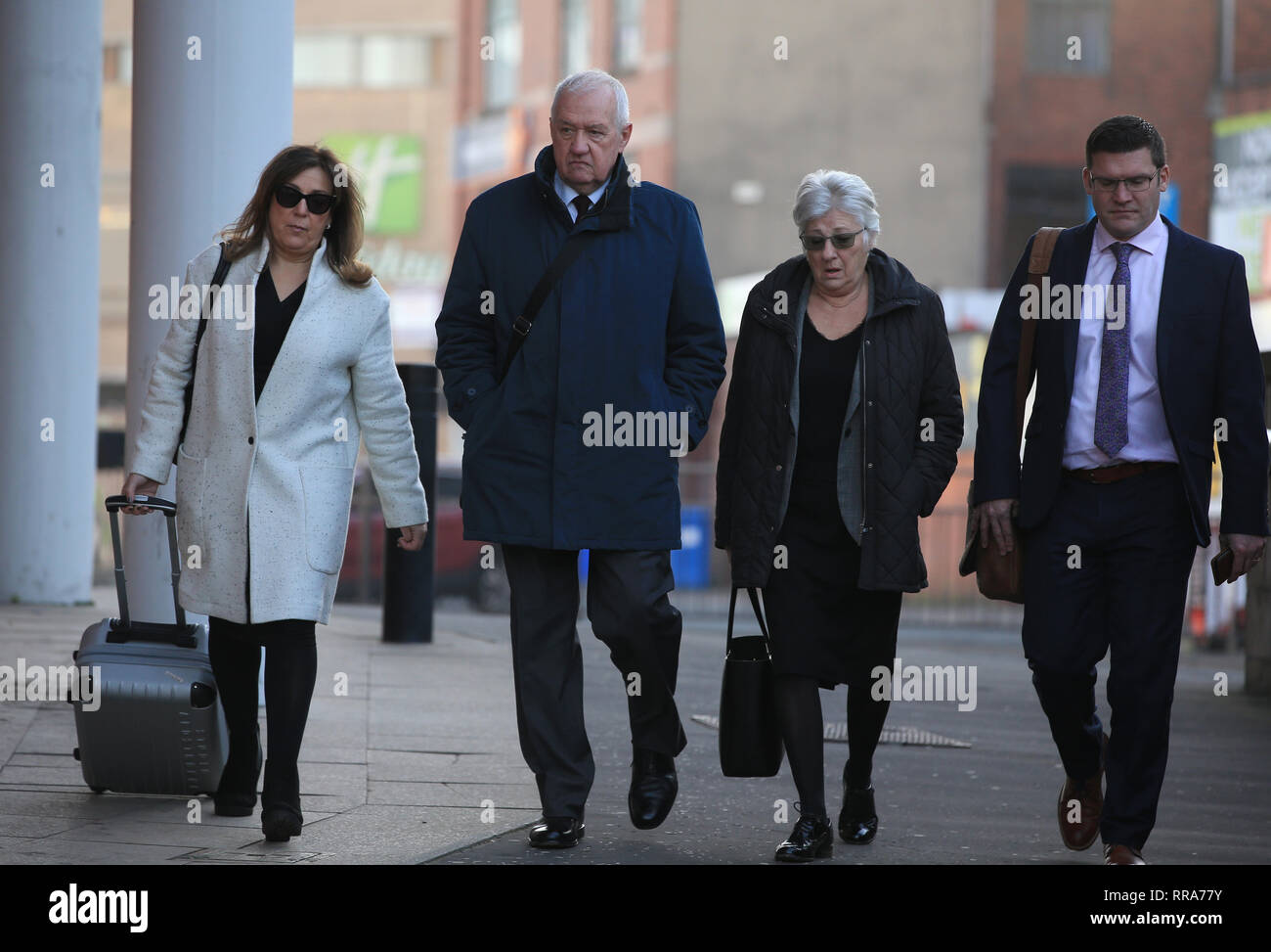 Hillsborough corrispondono comandante David Duckenfield (seconda a sinistra), che è accusato di omicidio colposo da grave negligenza di 95 Liverpool sostenitori al 1989 FA Cup semi-finale, arrivando a Preston Crown Court. Foto Stock