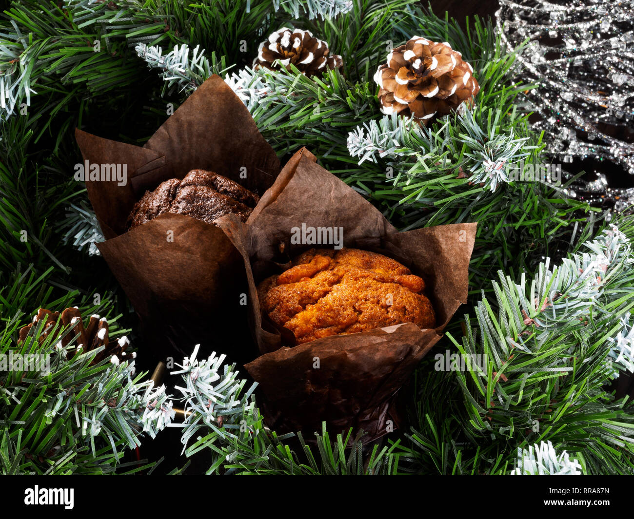 Nuovo anno e torta di Natale sul tavolo. Christmas Festive tortina. Foto Stock