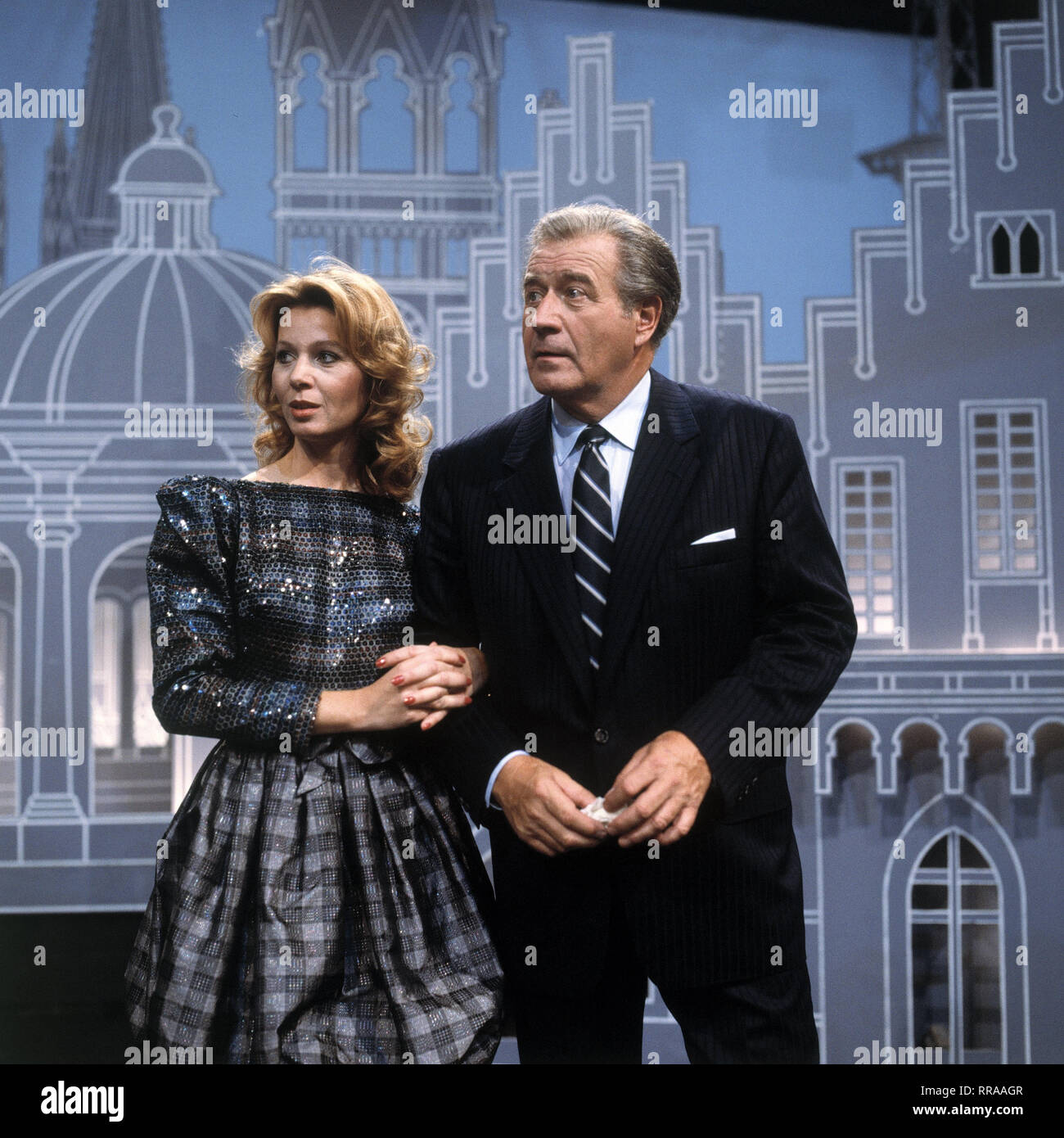 EINER WIRD GEWINNEN / GABY KIMPFEL und HANS JOACHIM KULENKAMPFF, Sendung vom 17.3.1984 DFA30352 / Überschrift: EINER WIRD GEWINNEN Foto Stock EINER WIRD GEWINNEN / GABY KIMPFEL und HANS JOACHIM KULENKAMPFF, Sendung vom 17.3.1984 DFA30352 / Überschrift: EINER WIRD GEWINNEN Foto Stock