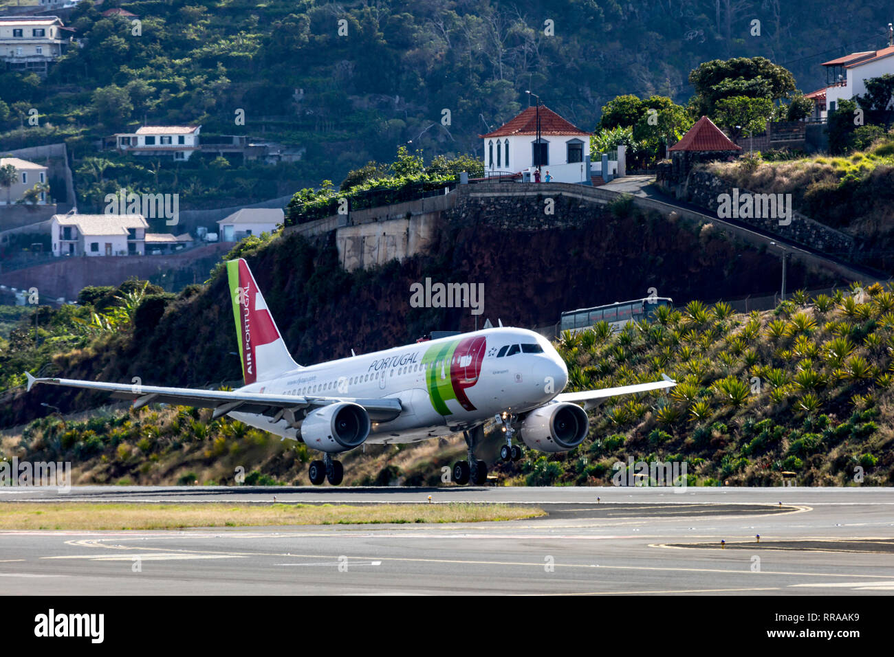 Aria Portogallo Airbus A319 in atterraggio a Cristiano Ronaldo (Funchal), Aeroporto di Madeira, Portogallo. Foto Stock