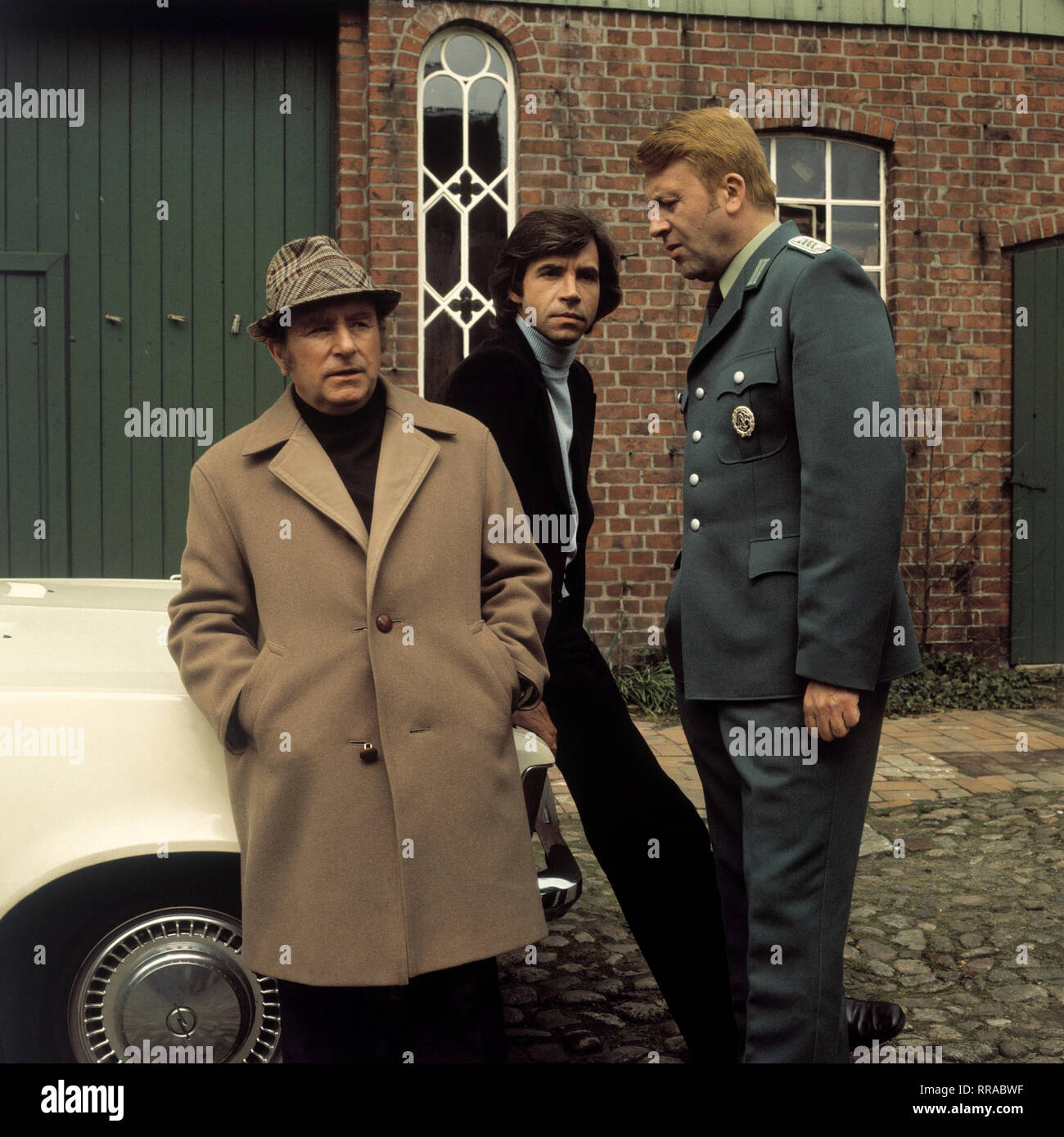 TATORT / Kurzschluß / BRD 1975 / Fritz Eckhardt, Wolfgang Petersen / Kommissar Finke (KLAUS SCHWARZKOPF), Assistent Franke (WOLF ROTH), Polizeiobermeister Freidahl (GÜNTER LAMPRECHT) 12379 / Überschrift: TATORT / BRD 1975 Foto Stock