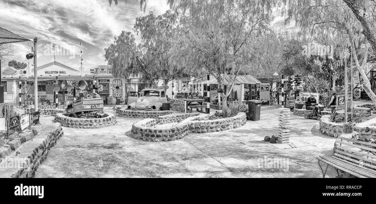 WILLISTON, SUD AFRICA, 31 agosto 2018: una vista panoramica del Williston Mall, in Williston nel nord della provincia del Capo. Le persone sono visibili. Mono Foto Stock