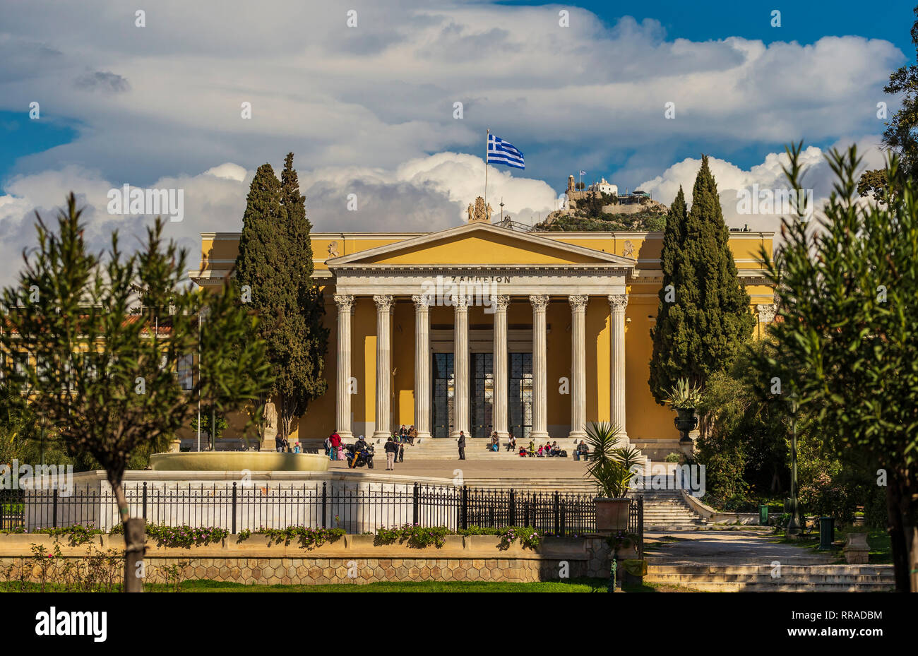 A nord di piazza Syntagma, nel centro di Atene, vi è un austero edificio neoclassico che ora ospita il parlamento della Grecia. Foto Stock