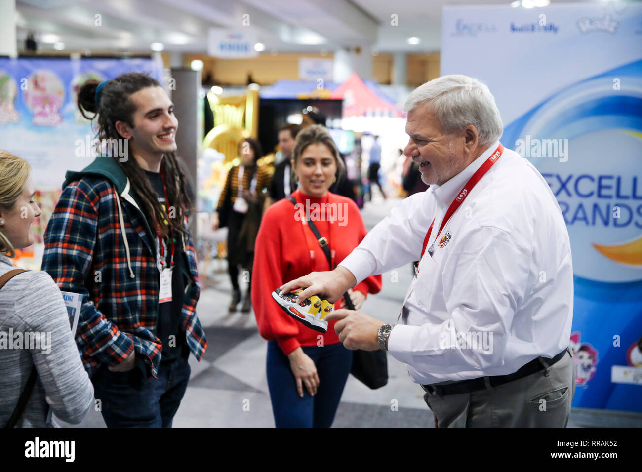 (190225) -- NEW YORK, Feb 25, 2019 (Xinhua) -- Ken Silvestri (1R), un lavoratore dello staff di Choo Choo scarpe, mostra i prodotti della società per i visitatori al loro stand durante la 116annuale di North American International Toy Fair a Jacob K. Javits Convention Center di New York, gli Stati Uniti, nel febbraio 18, 2019. Più imponente delle tariffe per la Cina avrebbe paralizzano il business del piccolo giocattolo negli Stati Uniti le aziende che hanno fatto molte storie di successo con i partner cinesi durante gli ultimi decenni, un'industria insider ha avvertito. 'Penso che avrebbe messo noi fuori del business. Avrebbe messo la maggior parte dei compani Foto Stock