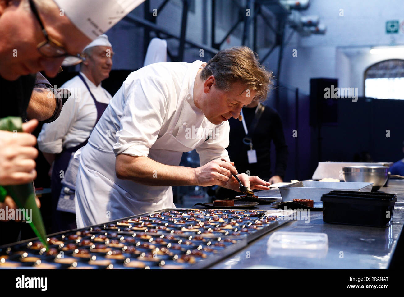Bruxelles, Belgio. 24 Febbraio, 2019. Famoso cioccolatiere belga Pierre Marcolini prepara il dessert al cioccolato in Salon du Chocolat. Credito: ALEXANDROS MICHAILIDIS/Alamy Live News Foto Stock