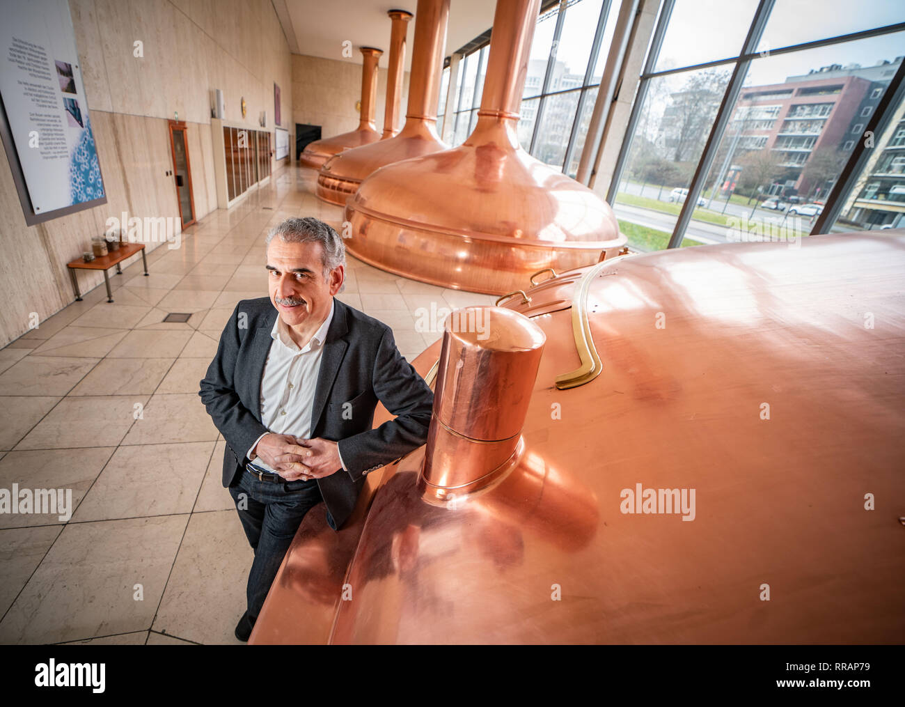 21 febbraio 2019, Assia, Frankfurt/Main: Master Brewer Peter Winter (59) sorge nella birreria di legame alla birra bollitori dove la birra analcolica del 'Clausthaler' marchio è anche prodotta. In occasione del quarantesimo anniversario del marchio in questo anno che è stato inventato a Francoforte sul Meno ed è stata prodotta da sempre, bottiglie e le casse hanno dato un nuovo design. (A dpa 'non-alcoliche birre: In 40 anni dalla nicchia per il portatore di speranza" del 25.02.2019) Foto: Frank Rumpenhorst/dpa Foto Stock