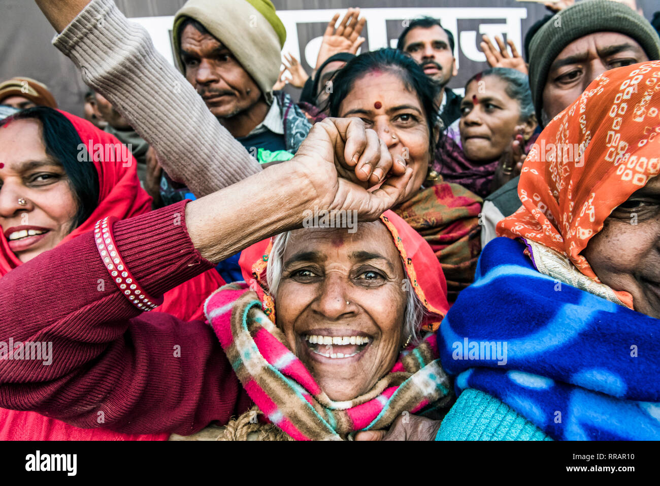 Di Allahabad, India. 24 feb 2019. Momenti del Kumbh Mela 2019, in Allahabad, India - Il Kumbh Mela, ampiamente considerato come il più grande raduno di pellegrini nel mondo, è un evento molto importante per l'Induismo. Credito: Davvero Facile Star/Alamy Live News Foto Stock