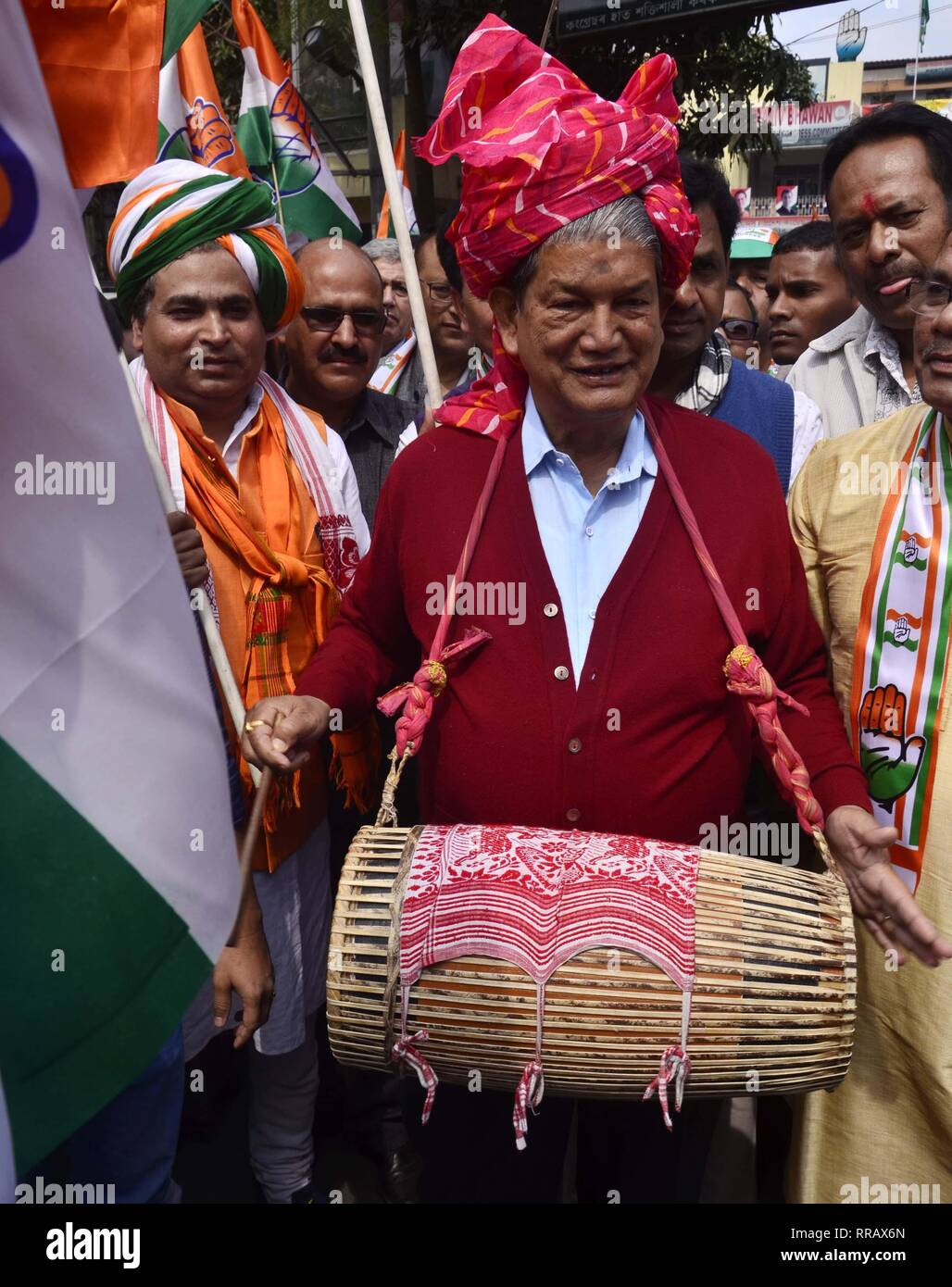 Guwahati, Assam, India. Il 25 febbraio, 2019. Congresso Segretario generale Harish Rawat battendo un Assamese Dhol tradizionale(tamburo) durante contrassegnato off Prachar Yatra per la pubblicità del Presidente del Congresso Rahul Gandhi nel Rally di Guwahati Lunedì, 25 febbraio 2019. Credito: Hafiz Ahmed/Alamy Live News Foto Stock