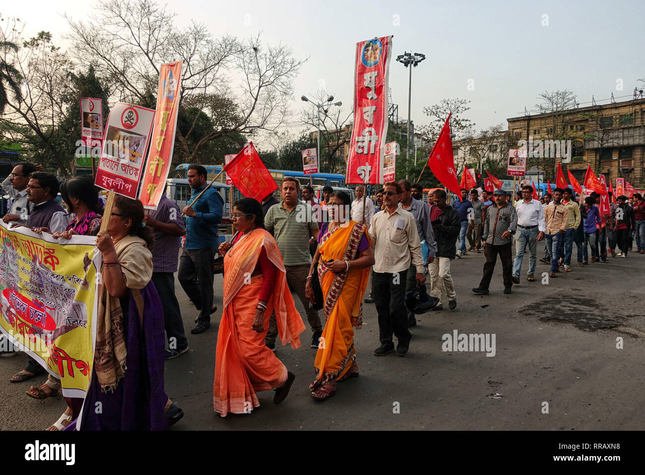 Kolkata, West Bengal, India. Il 25 febbraio, 2019. Gli attivisti visto marciare con striscioni e cartelli e bandiere durante la protesta.attivista di AIYL (All India Youth League) ha preso parte in un rally con una esigenza di garantire adeguate condizioni di sicurezza presso la stazione della metropolitana, fino la gradazione di vecchi allenatori e creare servizi igienici pubblici nella stazione della metropolitana di Calcutta, in India. Credito: Avished Das/SOPA Immagini/ZUMA filo/Alamy Live News Foto Stock