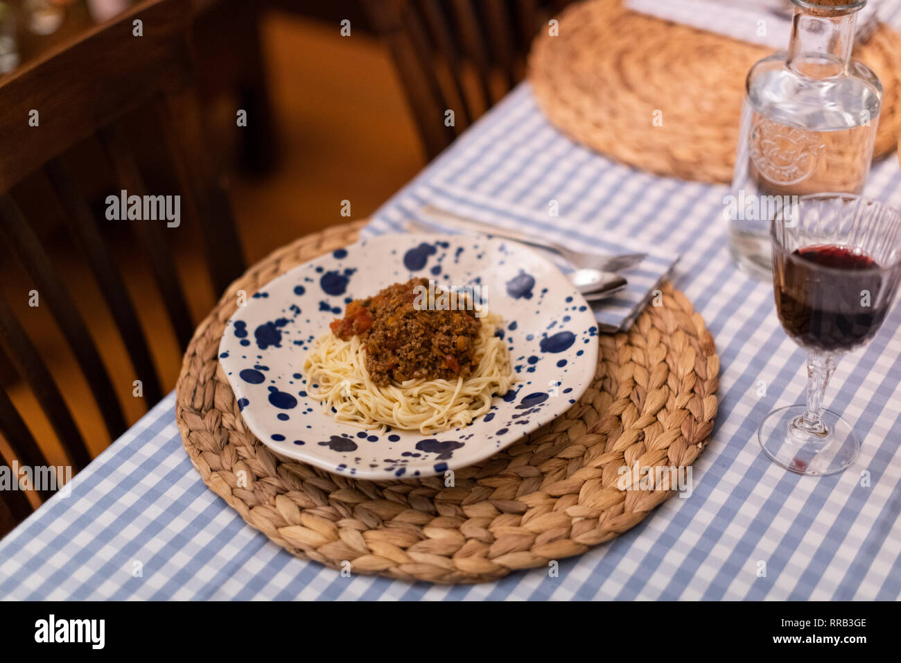 Spaghetti alla bolognese servita con il vino Foto Stock