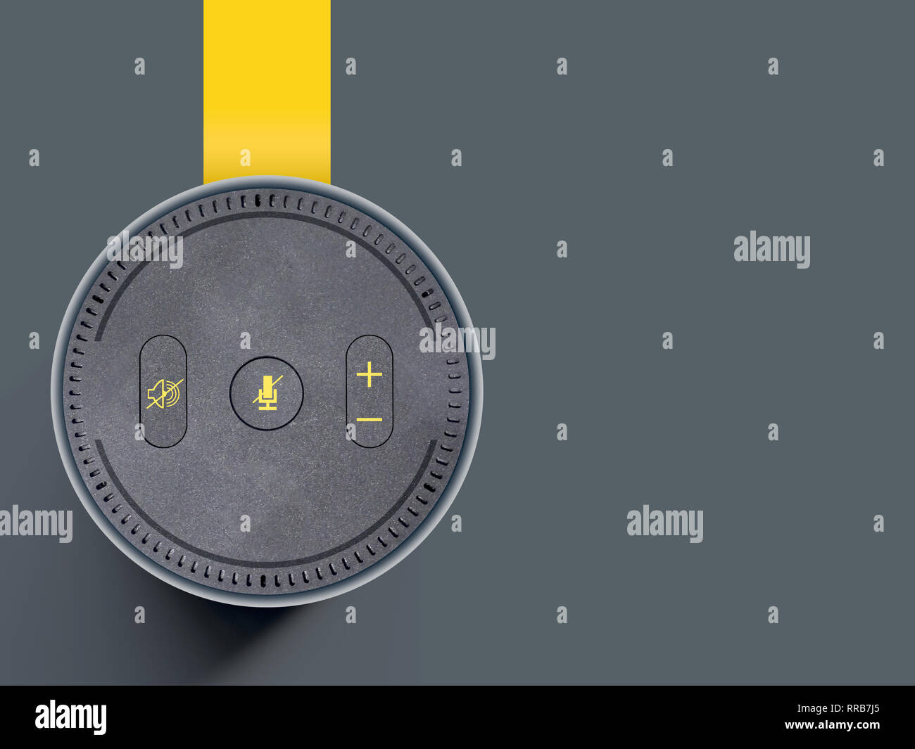 Smart speaker e Assistente vocale, isolata su uno sfondo grigio con nastro giallo; copia di spazio. Foto Stock