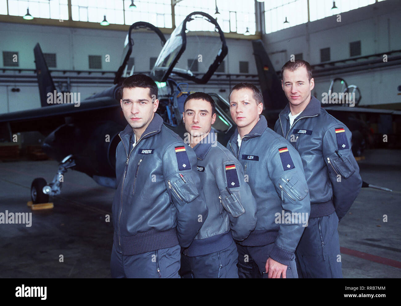 Frank, Robin, Phil und Ben haben es geschafft: nach der Ersten - Hoerde der medizinischen und psychologischen prove werden Sie zur Pilotenausbildung zugelassen. Auf einem Luftwaffenstützpunkt in Texas wird es ernst: Fitness-Training, Theorie und Simulatortraining. Die großen Abenteuer warten. Bild: ANDREAS ELSHOLZ (Robin), GUNTHER GILLIAN (Ben), Frank Jordan (Philip), JIM BOEVEN (Frank) Regie: Michael Kennedy aka. / Pilota Überschrift: getti - LEBEN AM LIMIT: HOCHWASSER / Deutschland 1998 Foto Stock