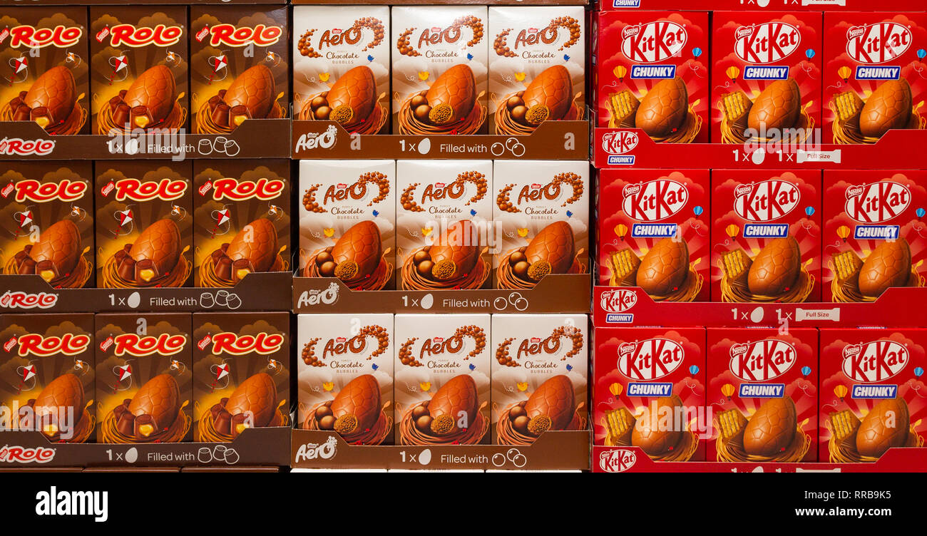Scatole di Nestlé Rolo Aero KitKat le uova di Pasqua di cioccolata. Foto Stock