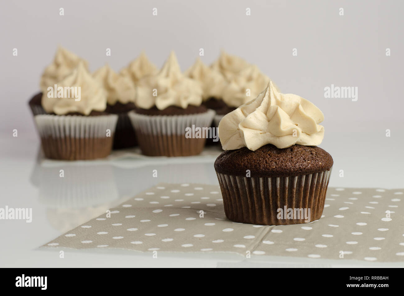 Devil's Food tortini, deliziosa Moka, caffè e cioccolato cupcake Foto Stock