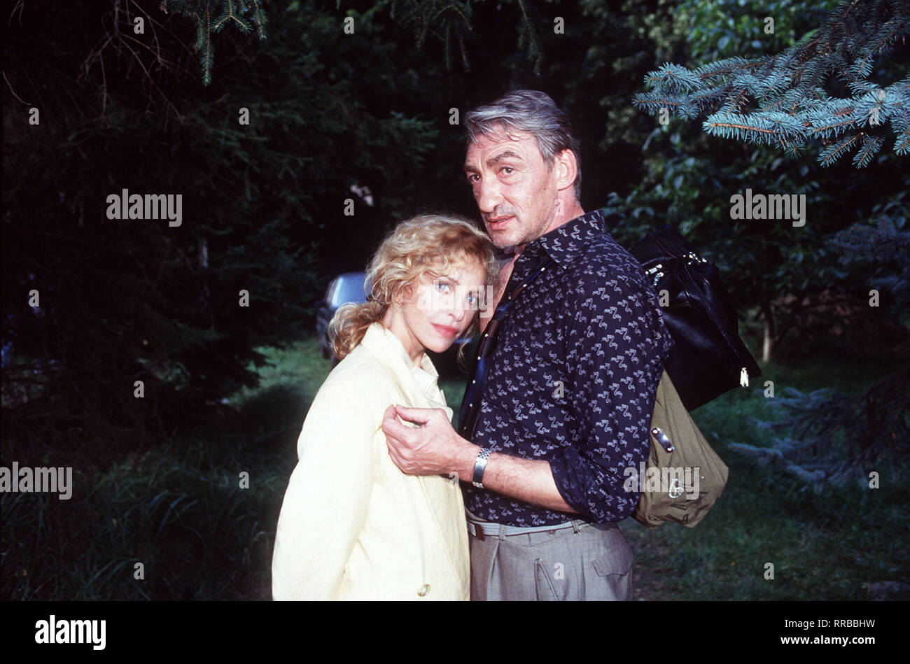 Tödliches Netz / D 1994 - Vivian Naefe / Eine aufsehenerregende, blutige Mordserie beunruhigt das heiße sommerlich Berlino. Die Opfer sind computervernarrte Gymnasiasten. Der Kommissar ermittelnde Beckmann (GOTTFRIED JOHN) gerät durch den Sohn circuizione Geliebten, der Psychologin Karin Jensen SYDNE (Roma), an die für ihn rätselhafte Welt vernetzter Computer. / / 38249 , 15DFAZDFTOE3 / Überschrift: TÖDLICHES NETZ / D 1994 Foto Stock