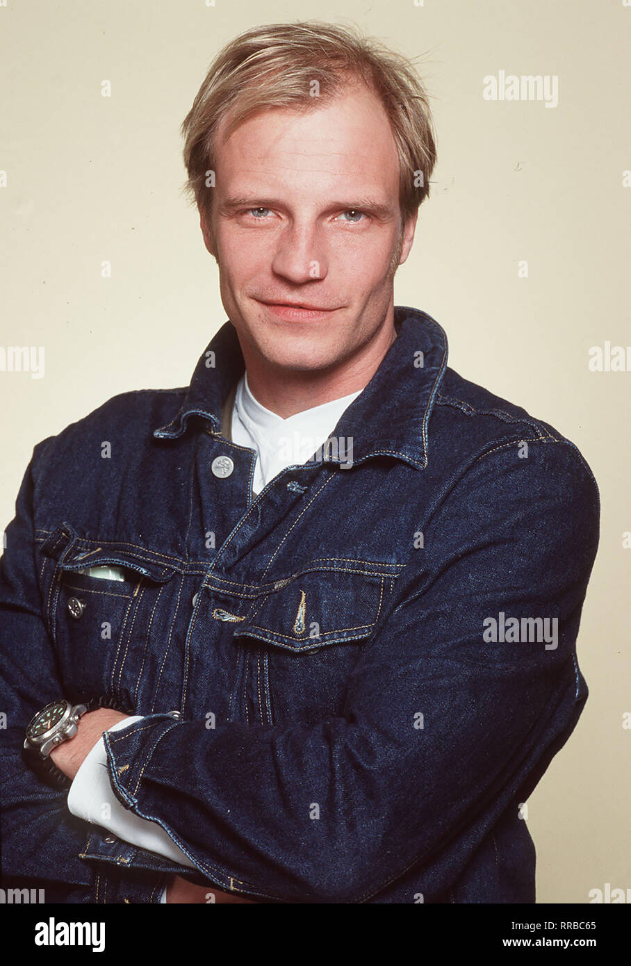 Hagen bittet Rüdiger (THORSTEN NINDEL), sich bei einem wichtigen Termin für ihn auszugeben. Doch leider macht hagenHagens Chef Dr. Stüsser den schlau eingefädelten zunichte Piano... Regie: Micha Terjung aka. Der Doppelgänger / Überschrift: DAS AMT / BRD 1999 Foto Stock