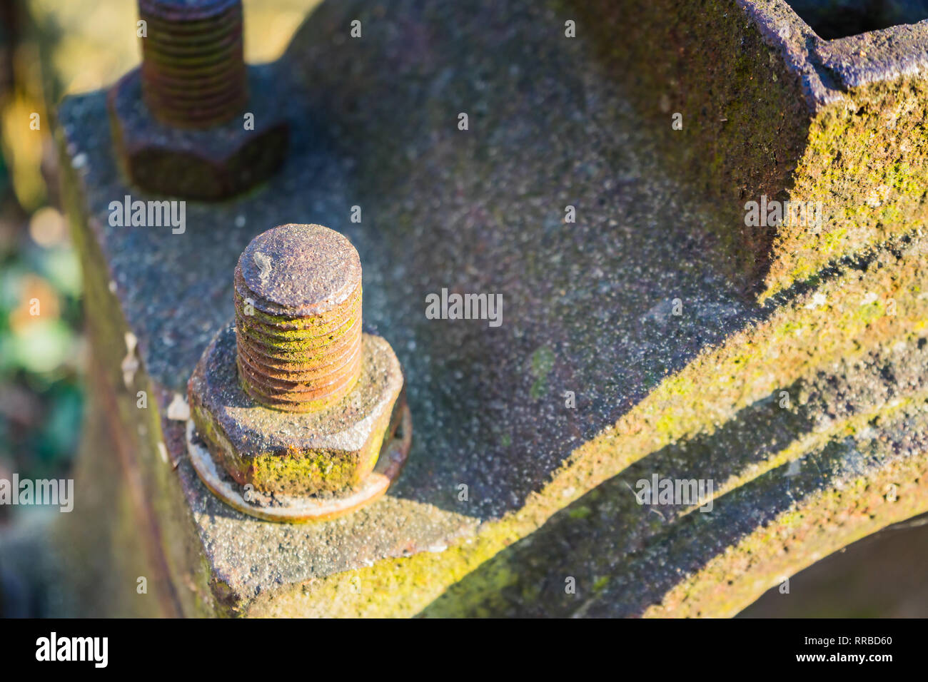 Vecchio arrugginito waterwheel. Dettaglio colpo di un bullone Foto Stock