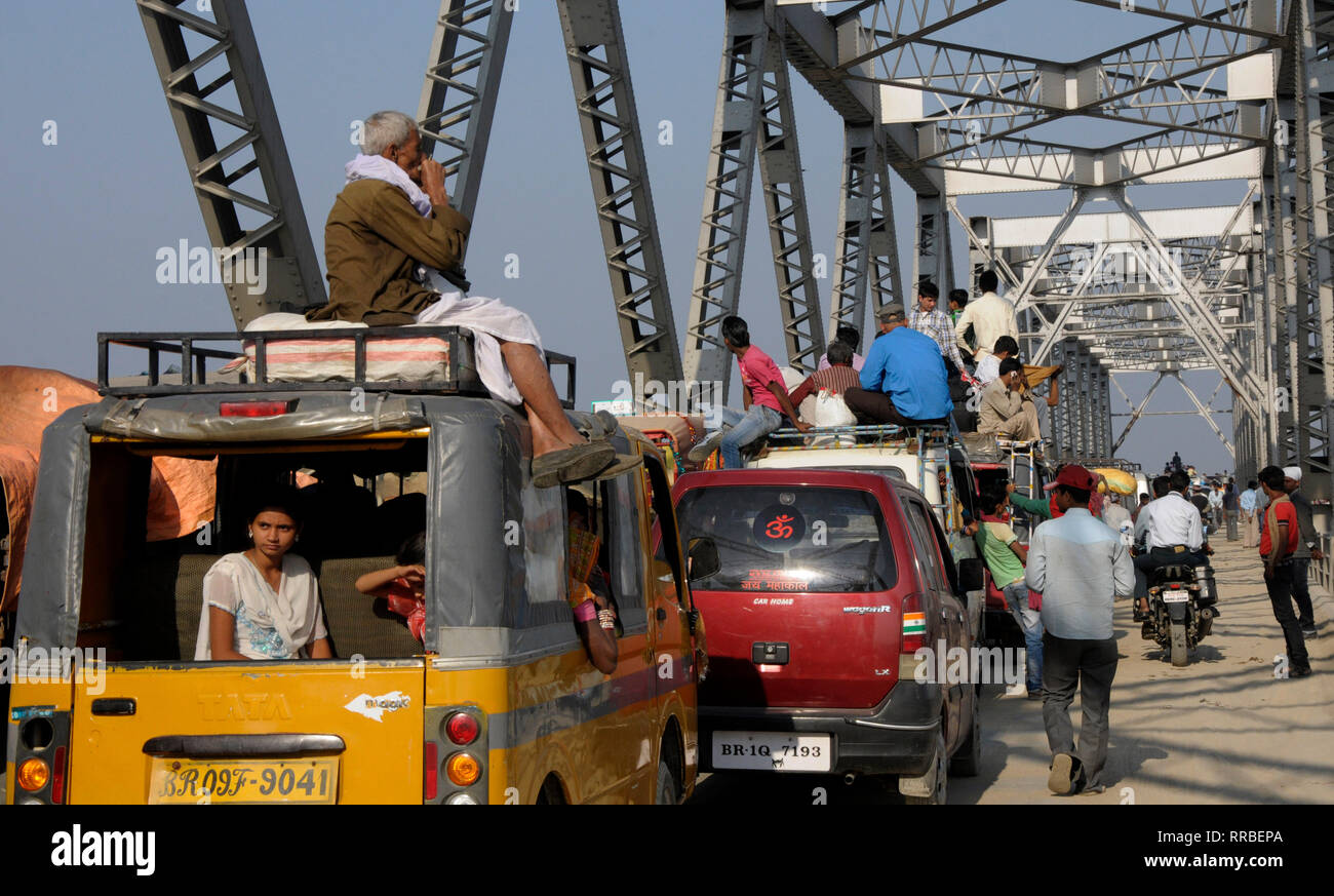 Brave ai passeggeri di viaggiare sui tetti di vehicals a ponte Mokkhama in Bihar, in India. Fotografia: Sondeep Shankar Foto Stock