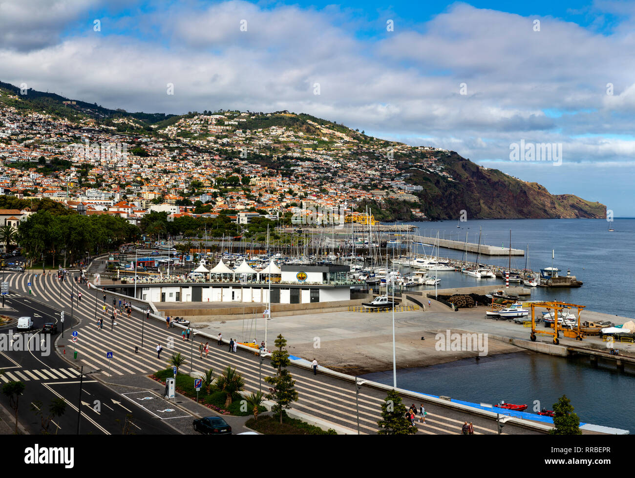 Guardando verso il basso sul lungomare di Funchal e marina, Madeira, Portogallo. Foto Stock