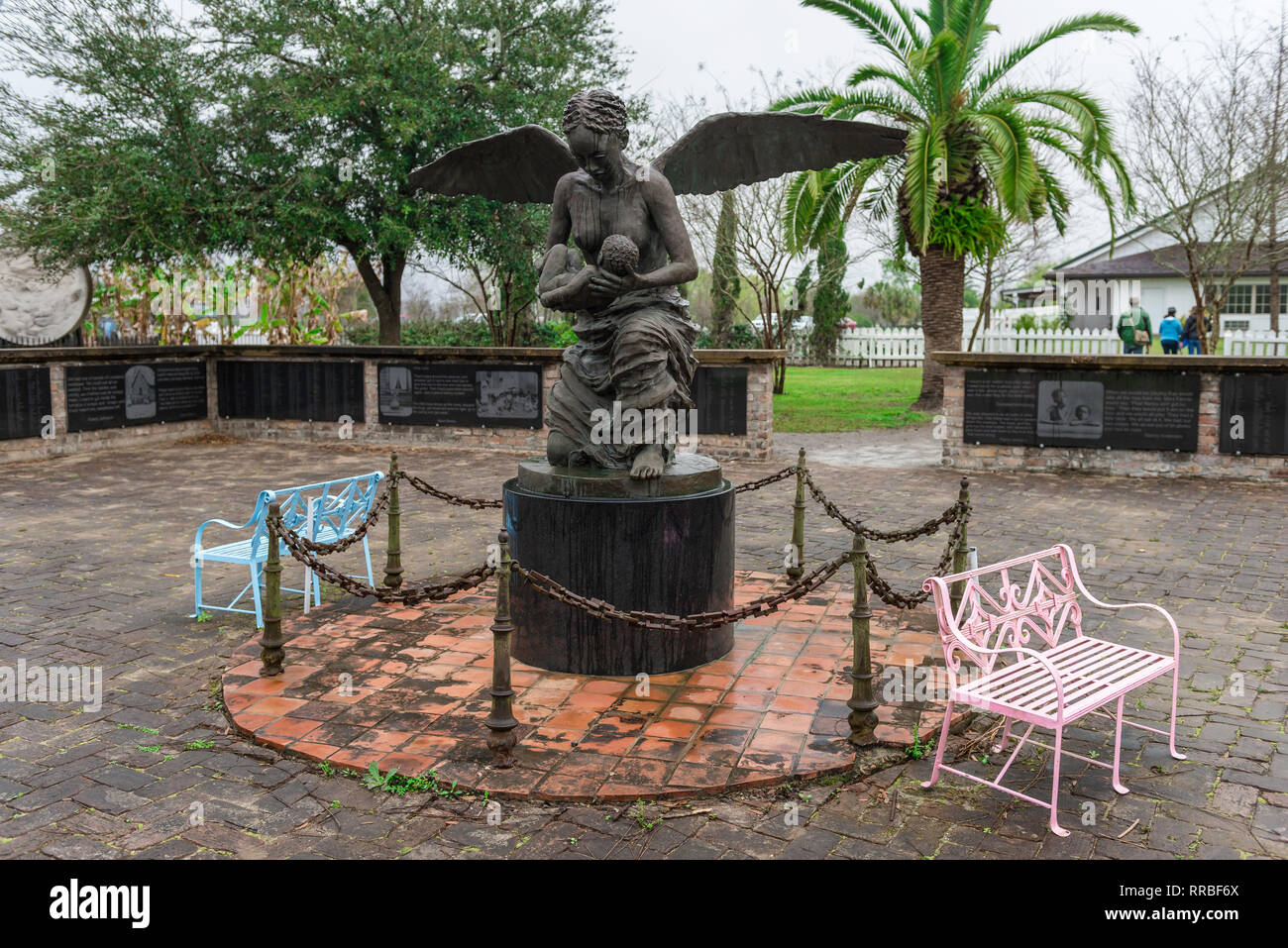 Slavery America, monumento commemorativo del campo degli Angeli che commemora la morte di bambini schiavi non registrati situati nel Whitney Plantation Museum, Louisiana, USA Foto Stock