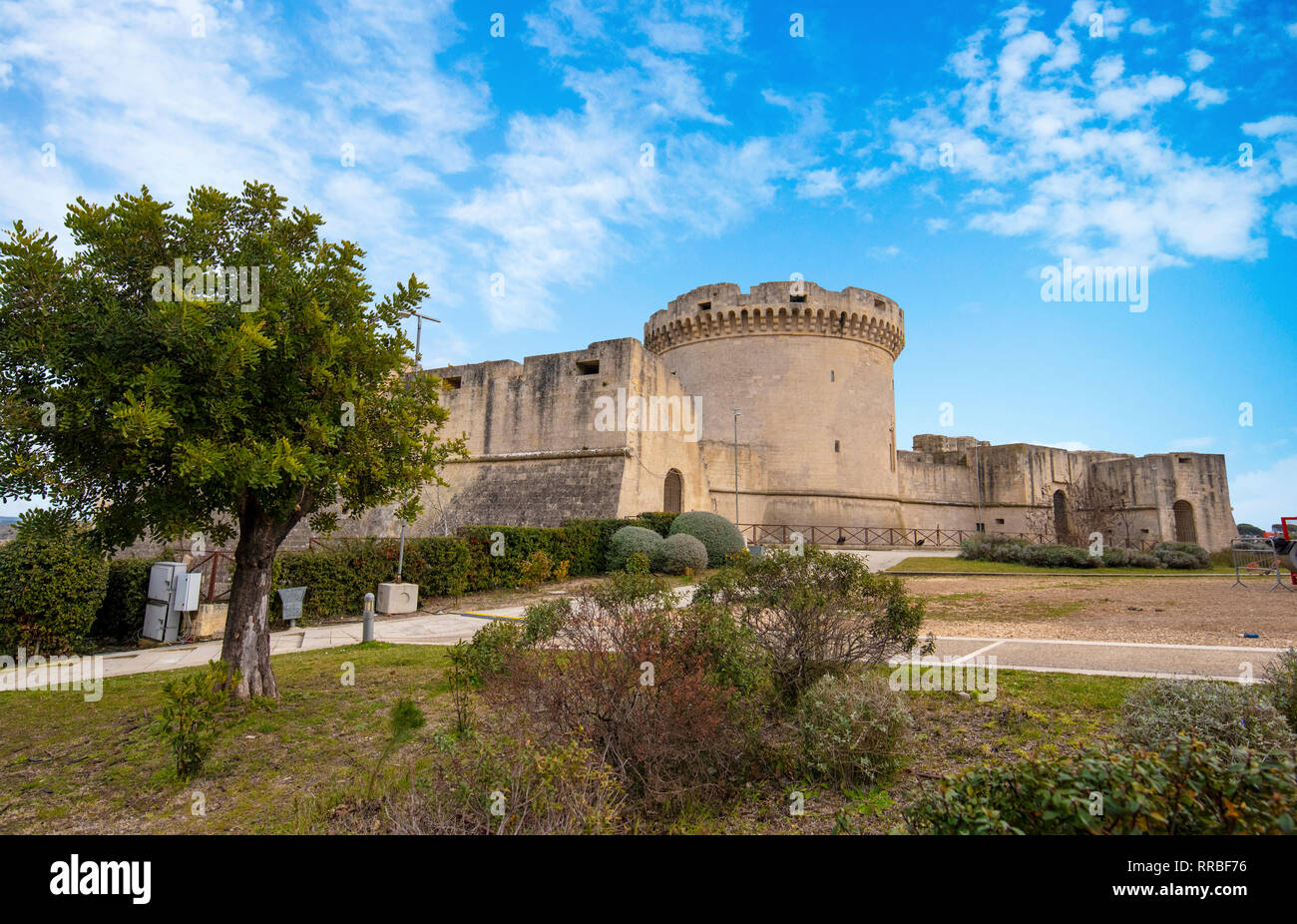 Rovine della Vecchia medievale Castello Tramontano ( Castello ) di Matera, Basilicata, Italia sotto il cielo blu. Fortezza nel patrimonio mondiale di UNESCO Città del sito. cultura Foto Stock