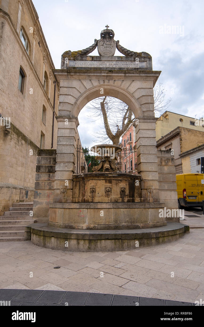 La Fontana Ferdinandea o Ferdinando Fontana sulla piazza principale Piazza Vittorio Veneto. Matera, Basilicata, Puglia, Italia Foto Stock