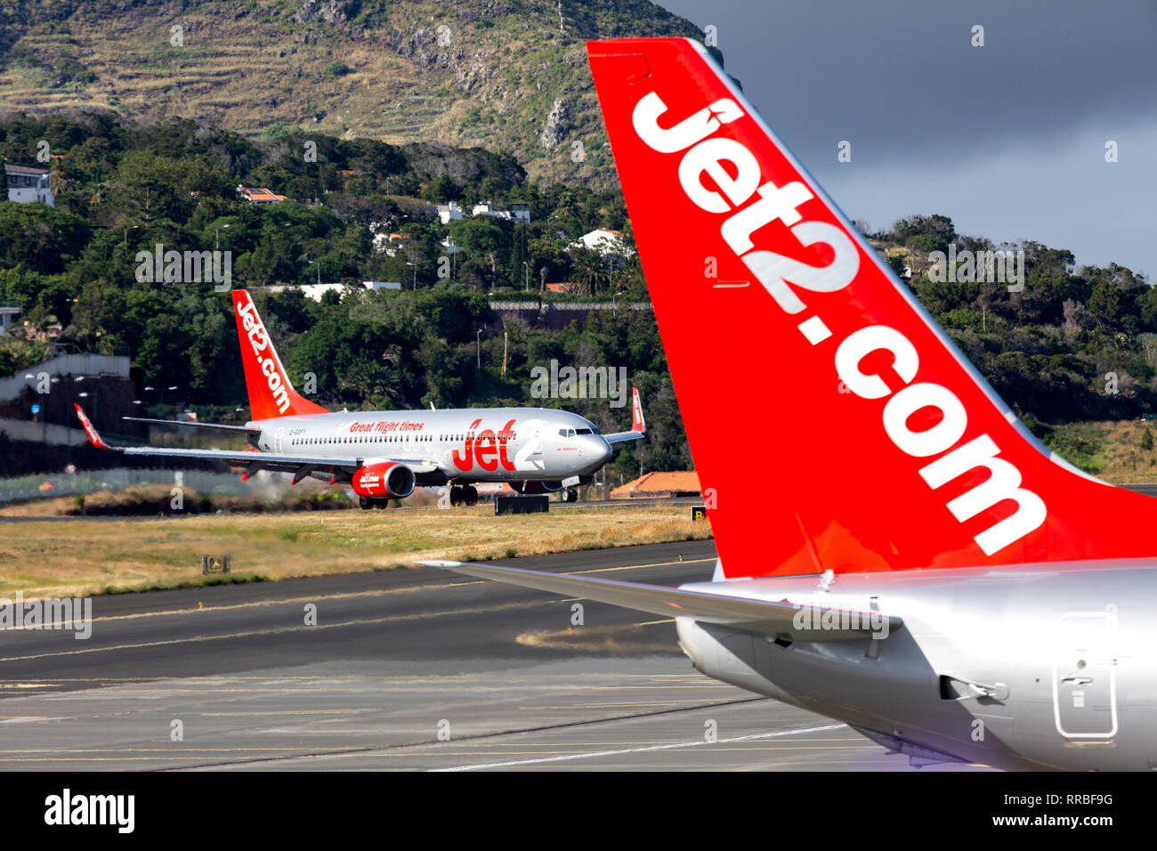 Due Jet2 Boeing 737 in corrispondenza di Cristiano Ronaldo (Funchal), Aeroporto di Madeira, Portogallo. Foto Stock