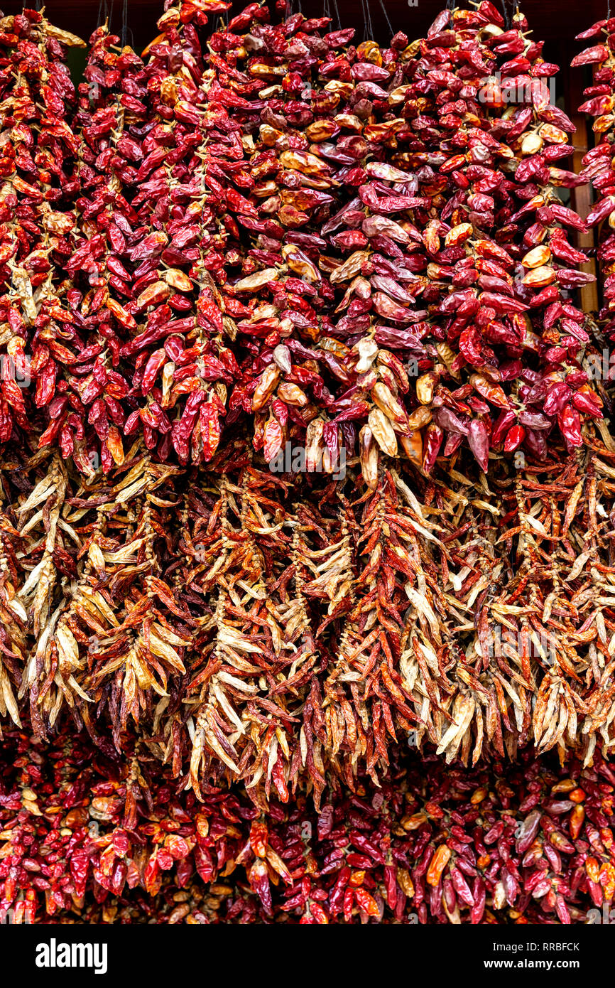 Peperoncino essiccato peperoni appesi nel mercato Lavradores, Funchal, Madeira, Portogallo. Foto Stock