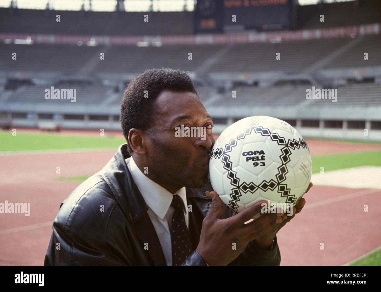 Pele, eigentlich Edson Arantes do Nascimento, geboren am 21. Oktober 1940 in Brasilien. Er gilt als der größte Weltfußball-Spieler des 20. Jahrhunderts und wurde in 78 Länderspielen eingesetzt. Dreimal gewann er mit Brasiliens Nationalmannschaft die Fußball-Weltmeisterschaften (1958, 1962, 1970). 1974 beendete er offiziell seine Karriere, spielte aber noch bis 1977 in den USA bei Cosmo New York. Immagine: il mondo più grande giocatore di calcio: PELE (kissing un calcio, 1993) / Überschrift: Pele Foto Stock