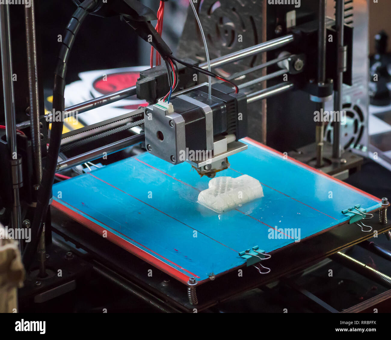 Stampante 3D in esecuzione mentre la modellazione di un oggetto. Foto Stock