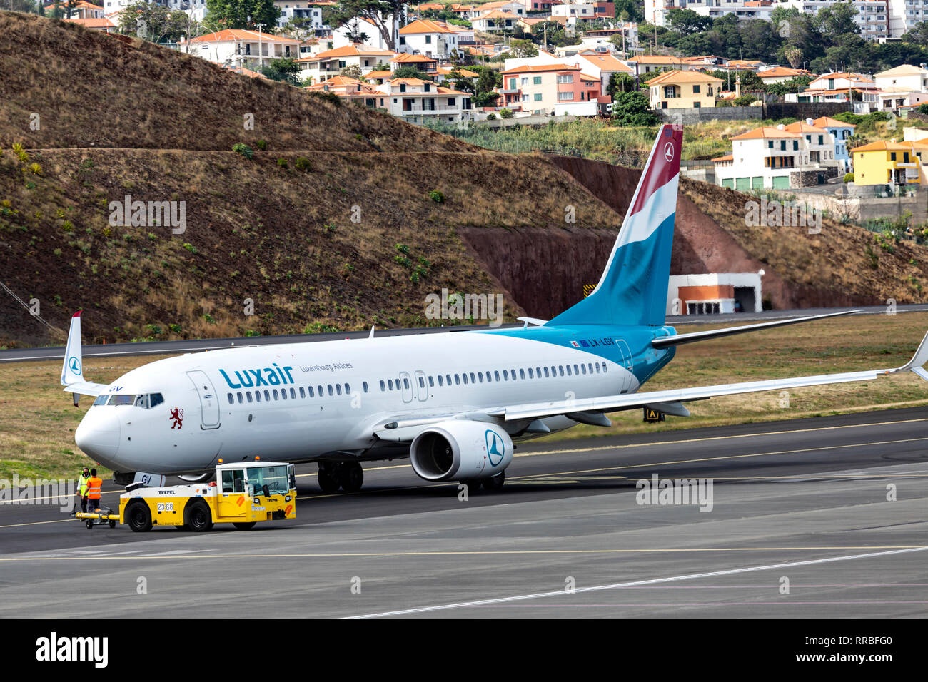 Luxair Boeing 737 in corrispondenza di Cristiano Ronaldo (Funchal), Aeroporto di Madeira, Portogallo. Foto Stock