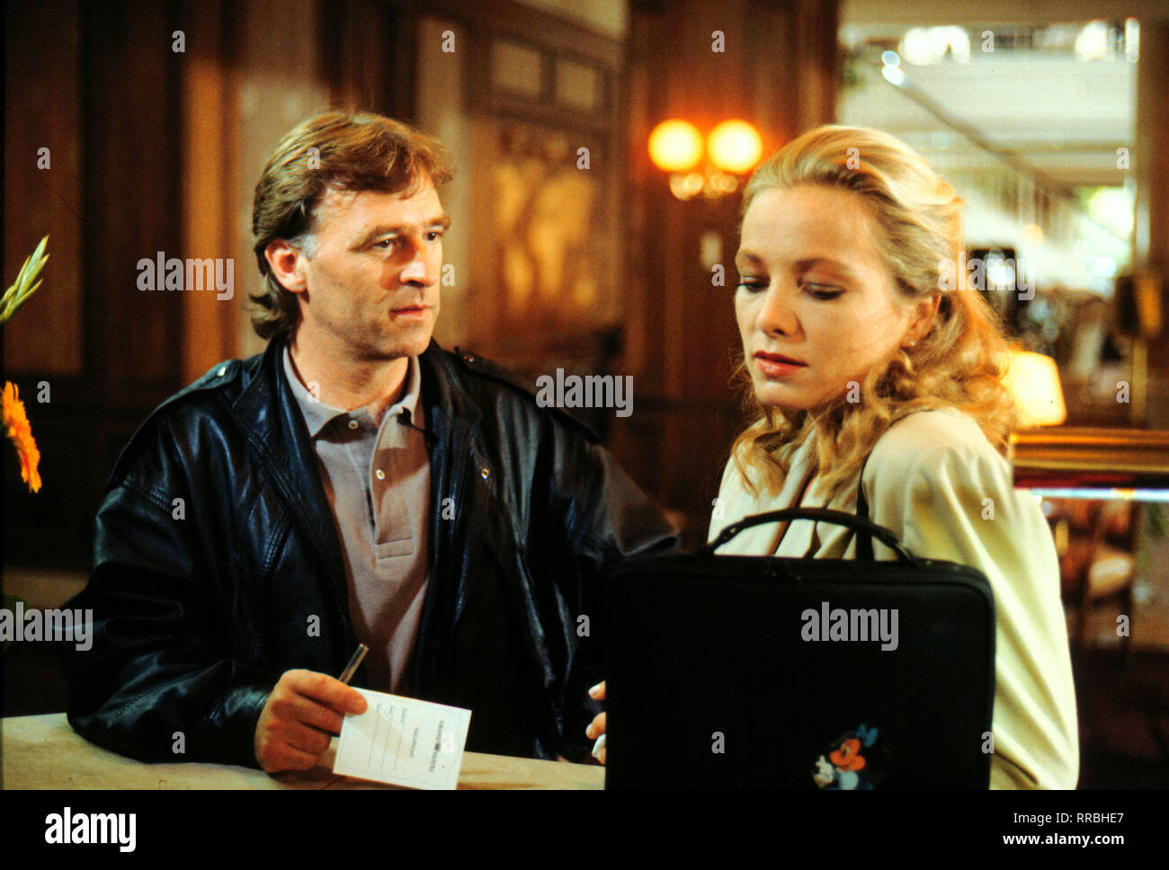 TATORT / Unter Brüdern / Grawe (ANDREAS SCHMIDT-SCHALLER) verhört Viola (SUSANNE BENTZIEN) . / Überschrift: TATORT / D 1990 Foto Stock