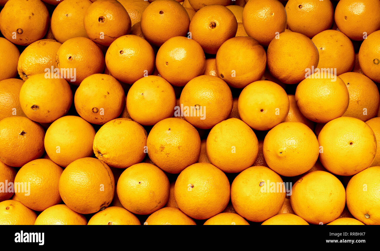 Pila di maturazione delle arance navel. Foto Stock