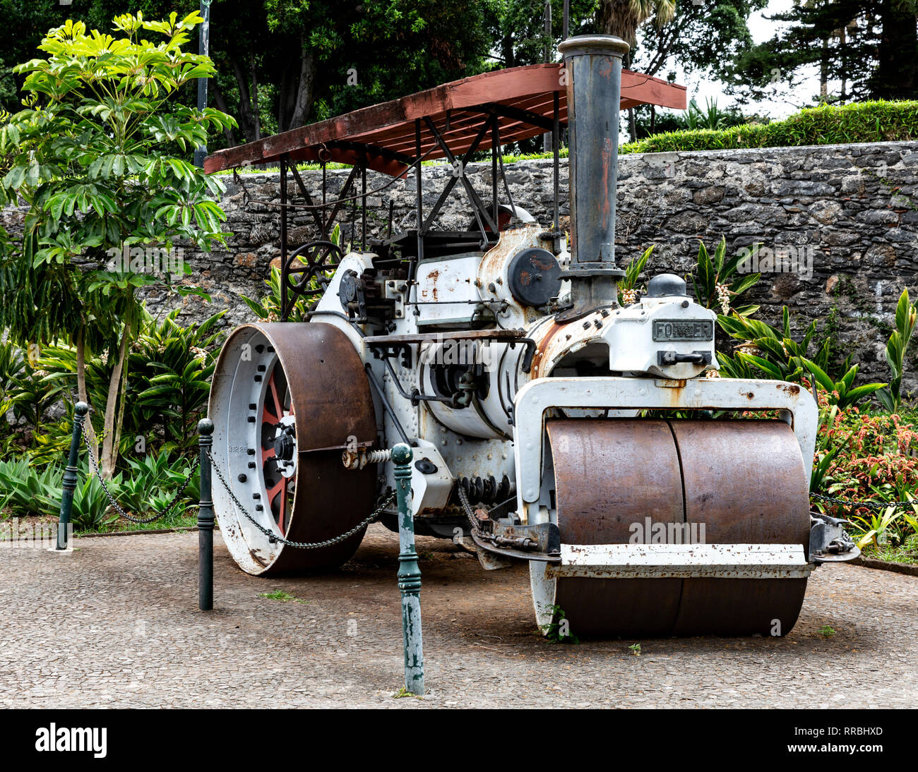 Vecchio arrugginito Fowler rullo di vapore, Funchal, Madeira, Portogallo. Foto Stock