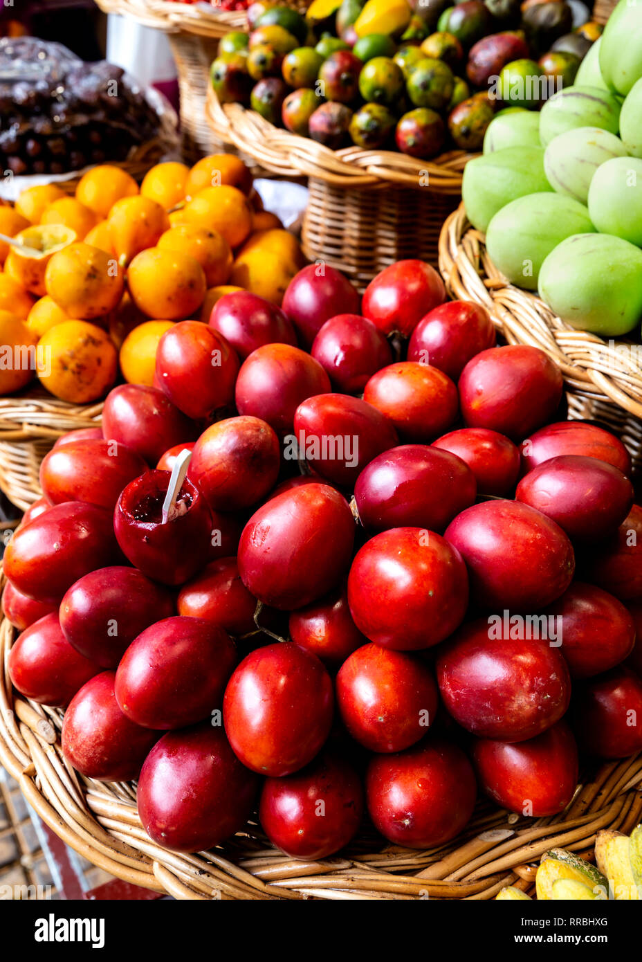 Frutti della passione impilati in ceste, Lavradores Mercato, Funchal, Madeira, Portogallo. Foto Stock