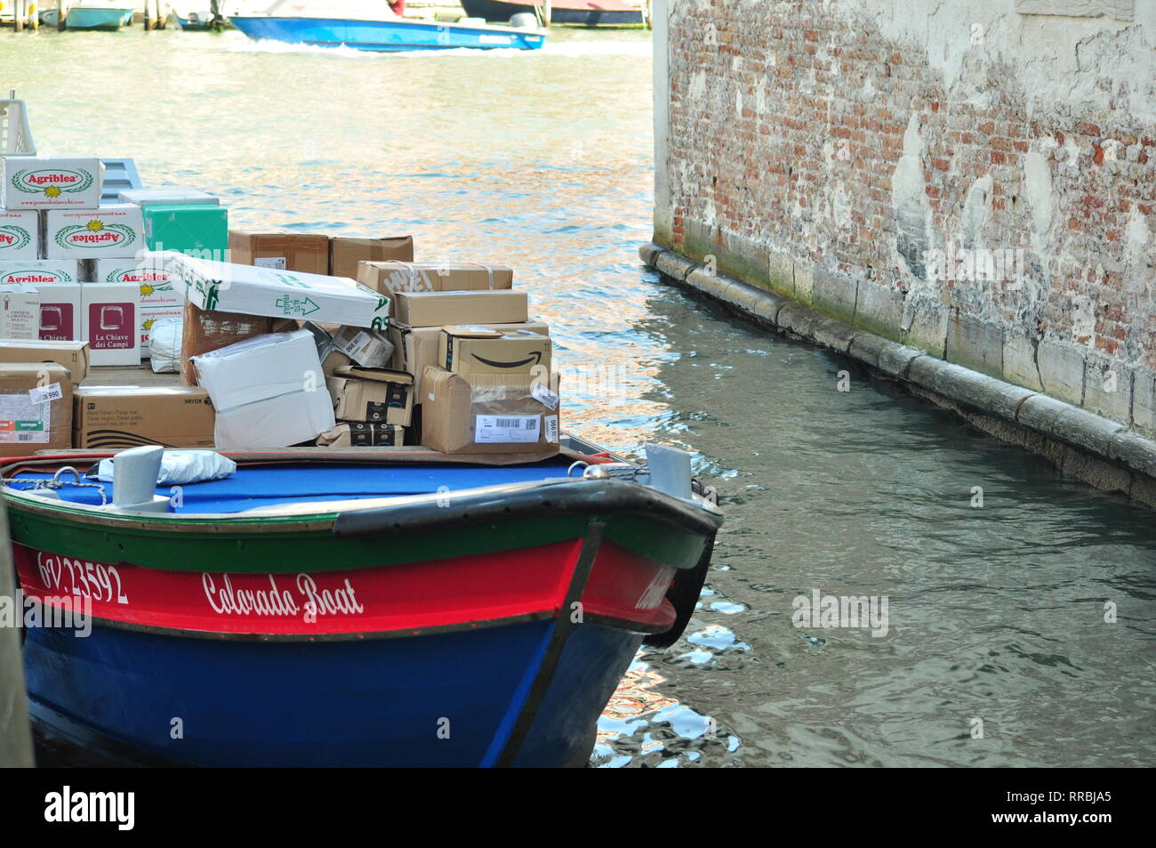 La consegna di pacchi a Venezia Foto Stock