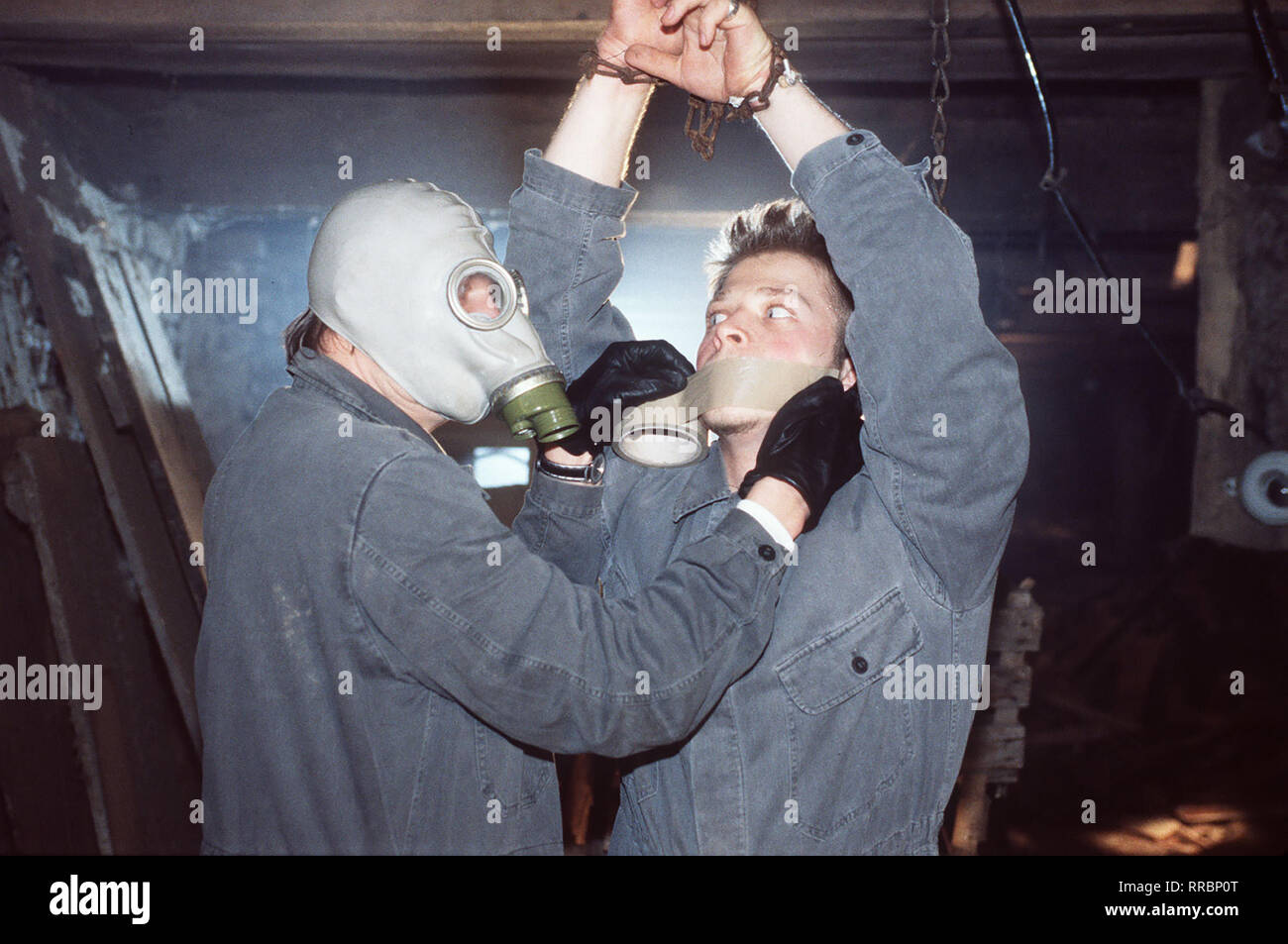 David Voss steht für Recht und Gesetz - unbestechlich und unerbittlich. Mit Lutz Krieger, leitender Hauptkom-missar, hat er es geschafft, einige hochkarätige Wirtschaftsleute auf die Anklagebank zu bringen. Doch die Klage wird fallengelassen und jetzt beginnt für David Voss ein Wettlauf mit der Zeit. Szene mit MICHAEL tipo und ALEXANDER EITNER Regie: Wolfgang Dickmann aka. Thriller Zweiteiliger / Überschrift: FREIWILD (1) Foto Stock