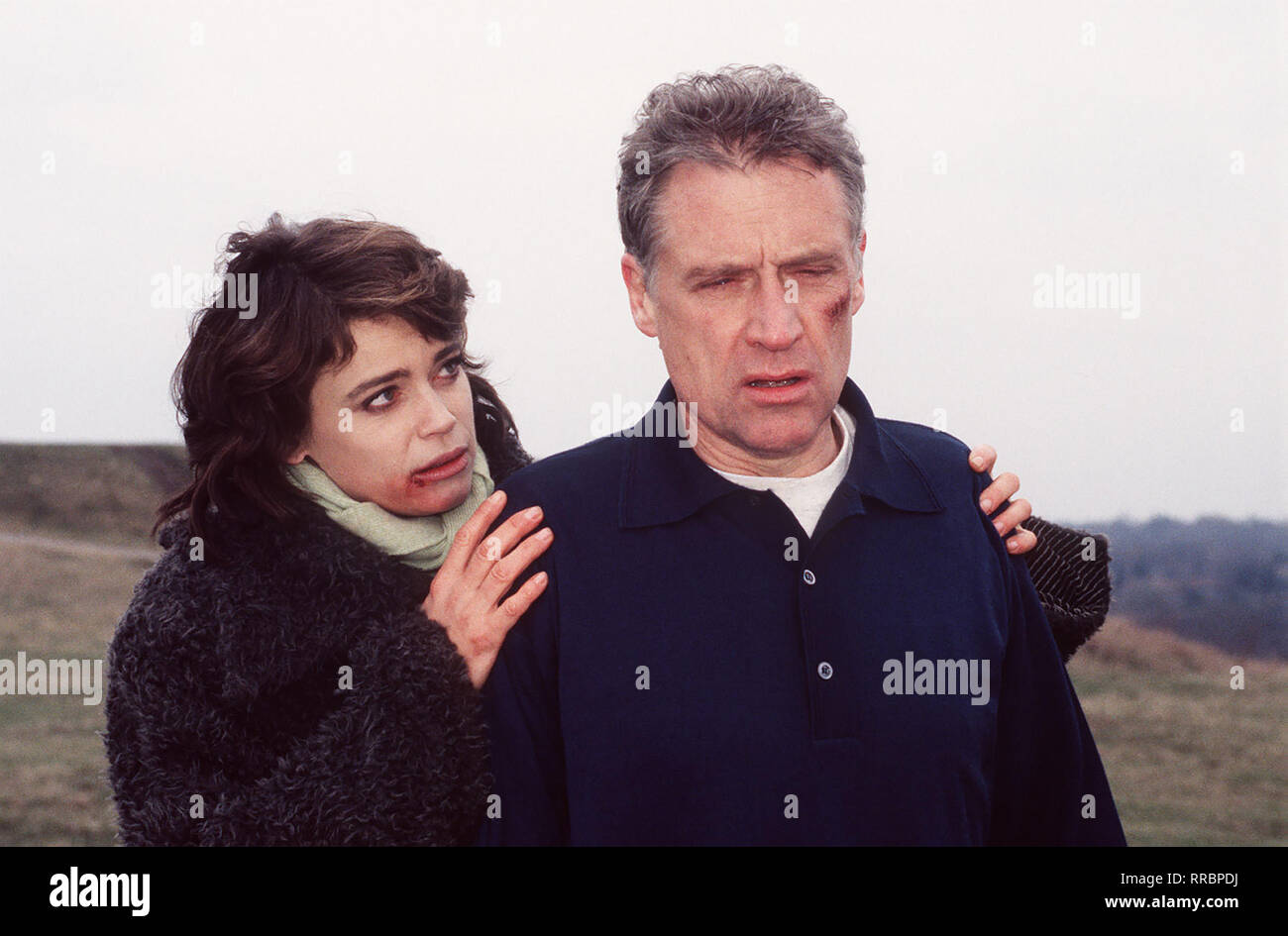 David Voss (ROBERT ATZORN, r.) steht für Recht und Gesetz - unbestechlich und unerbittlich. Mit Lutz Krieger, leitender Hauptkommissar, hat er es geschafft, einige hochkarätige Wirtschaftsleute auf die Anklagebank zu bringen. Doch die Klage wird fallengelassen und jetzt beginnt für David Voss ein Wettlauf mit der Zeit. Szene mit GERIT KLING Regie: Wolfgang Dickmann aka. Thriller Zweiteiliger / Überschrift: FREIWILD (2) Foto Stock