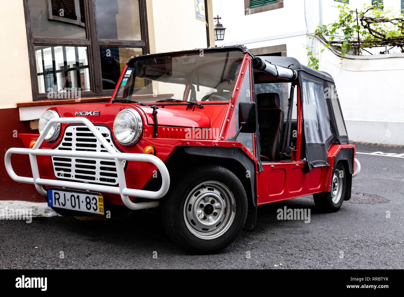 Red Mini fuma parcheggiato sulla strada, Funchal, Madeira, Portogallo. Foto Stock
