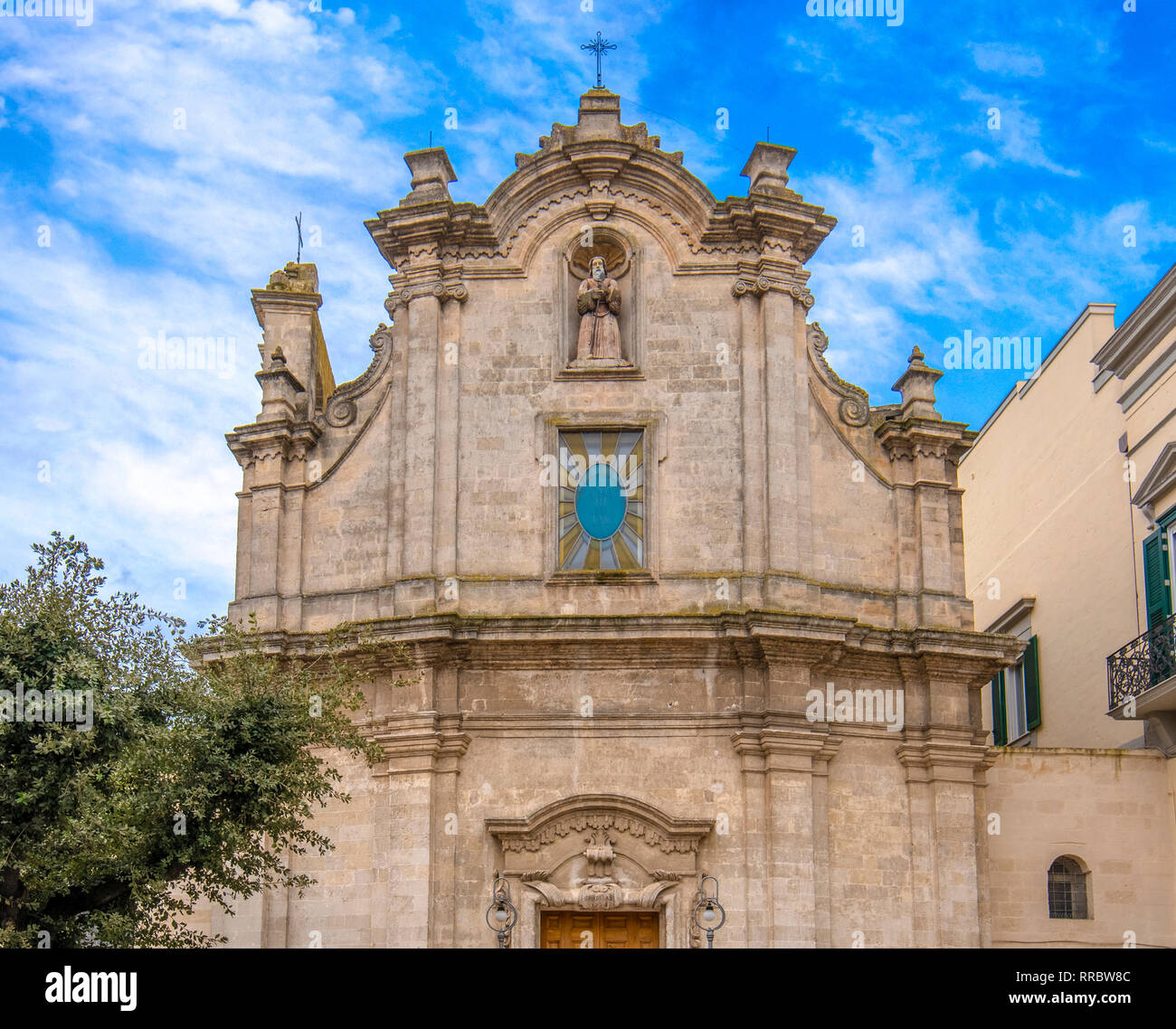 La facciata della chiesa di San Francesco da Paola chiesa (chiessa) nella  vecchia città di Matera nella regione Basilicata, in Puglia, Italia Foto  stock - Alamy