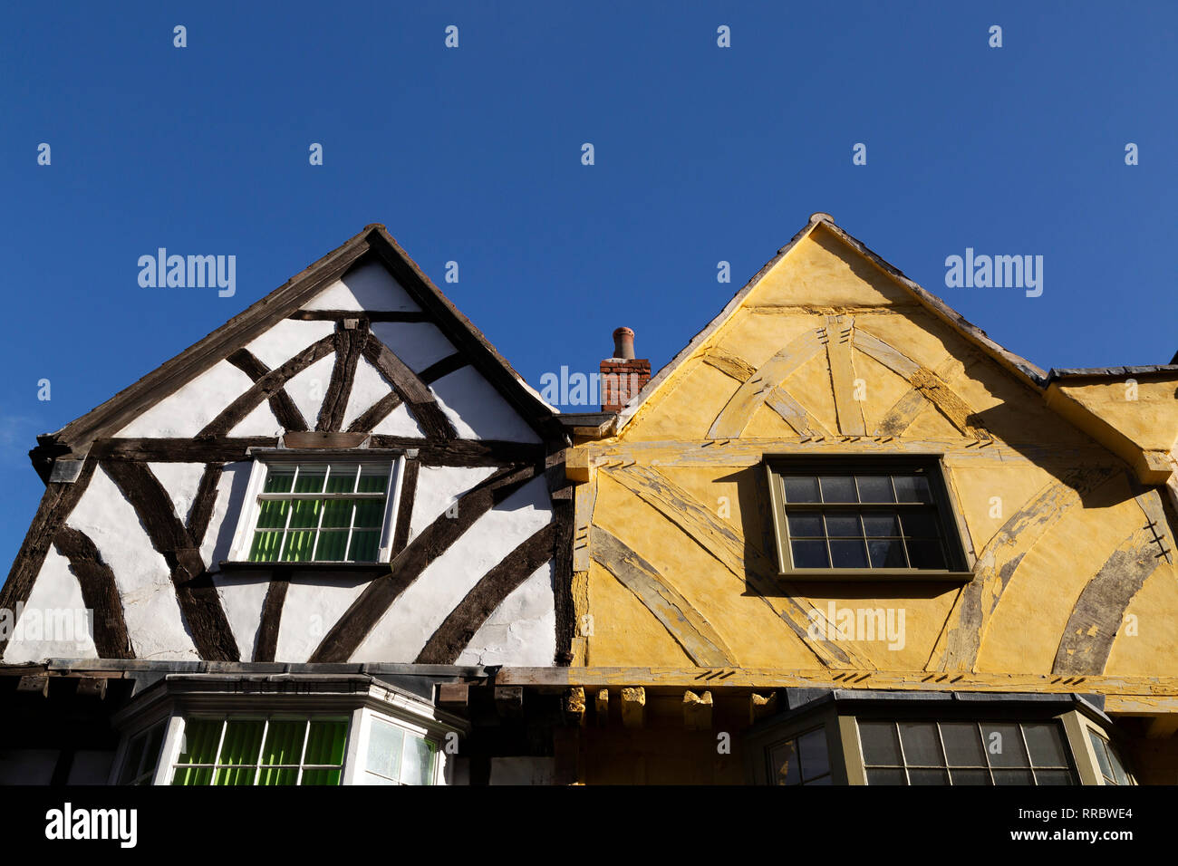 La facciata di semi-case con travi di legno sul Davygate nel centro di York, Inghilterra. I blocchi di edifici medievali può essere visto. Foto Stock