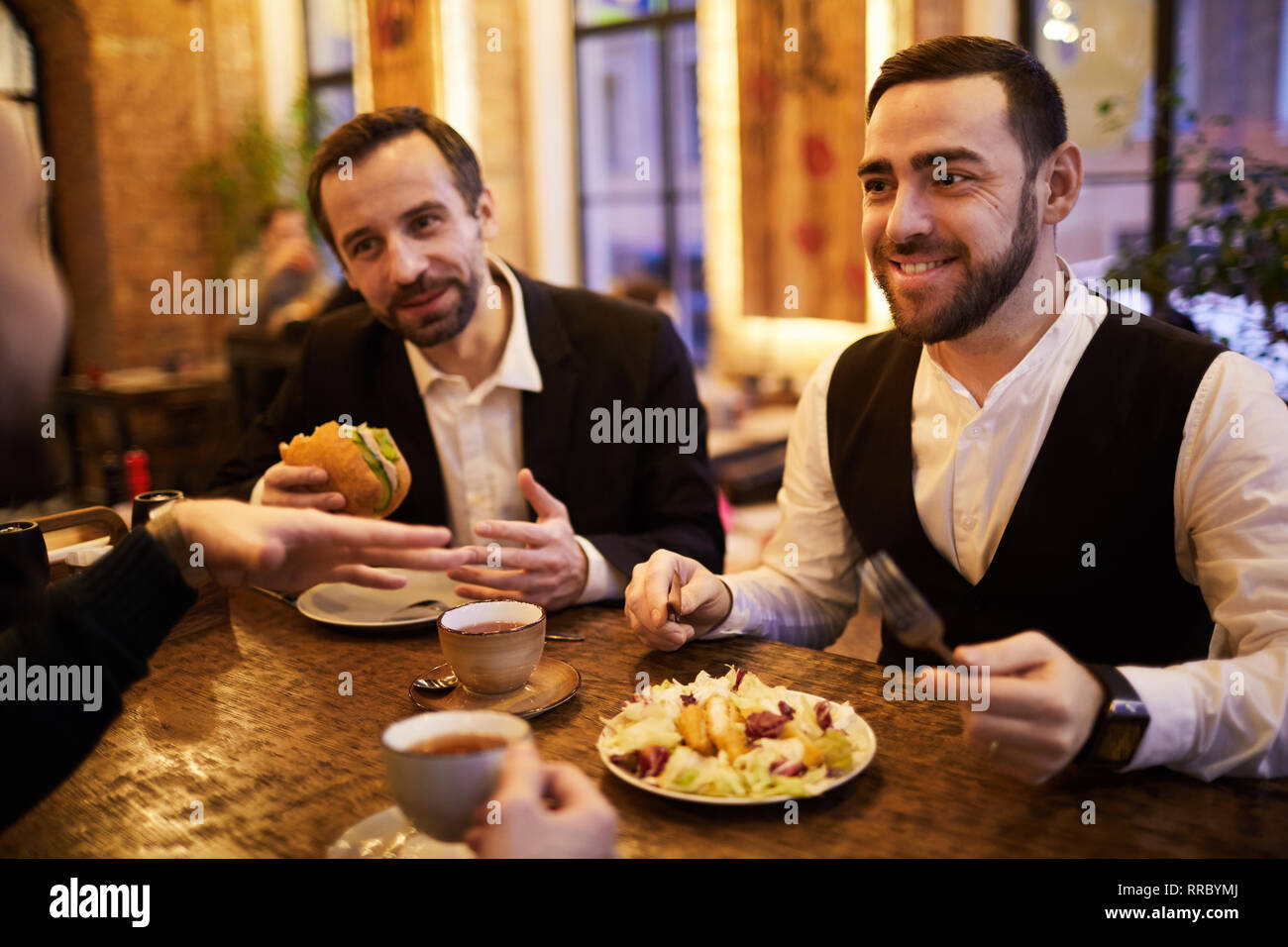 Un gruppo di persone di affari in Ristorante Foto Stock
