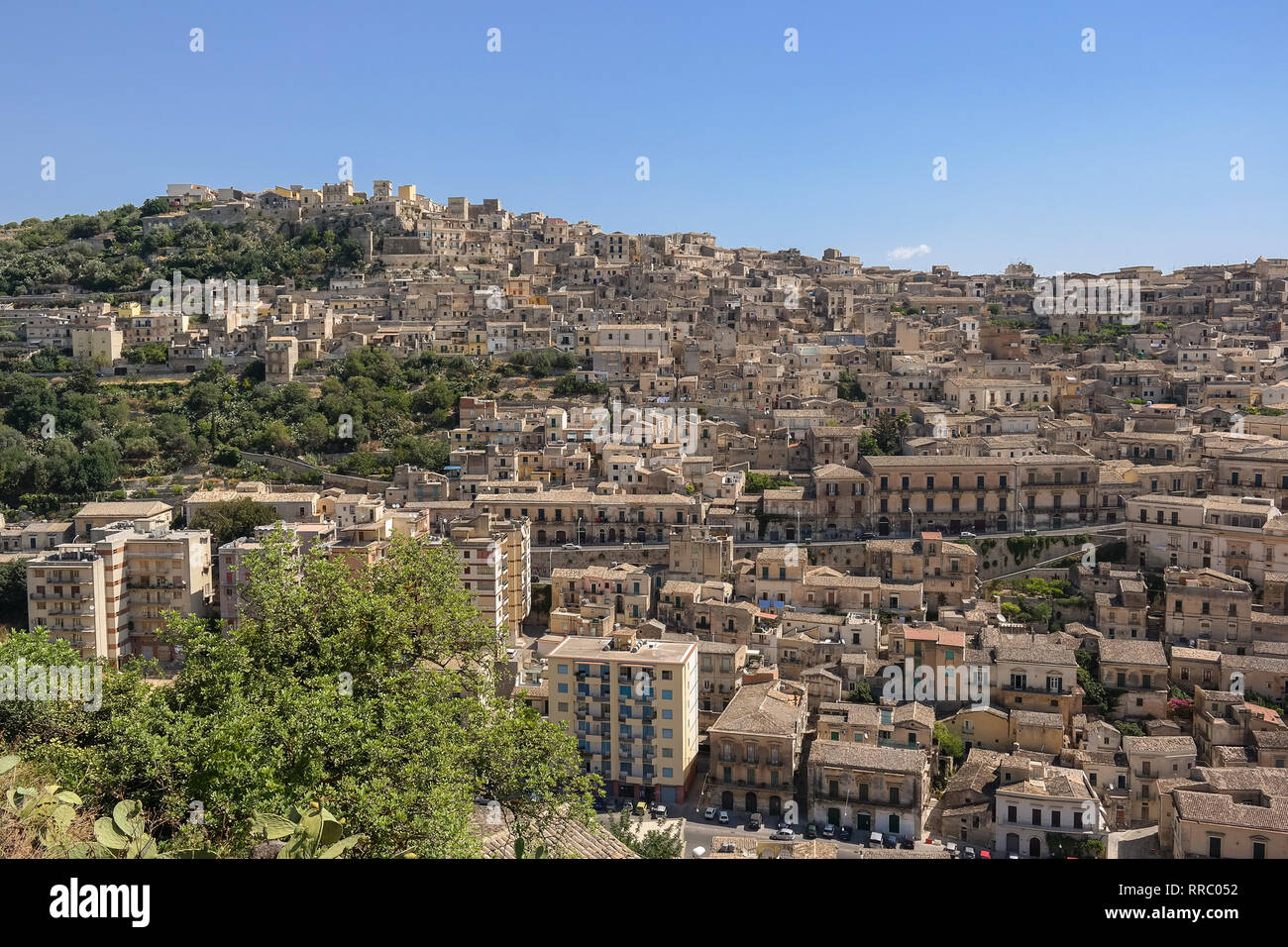 Modica cityscape marrone con case medievali nel sud-est della Sicilia, Italia. È conosciuto per edifici barocchi. In estate la città italiana. Vacanze in famiglia Foto Stock