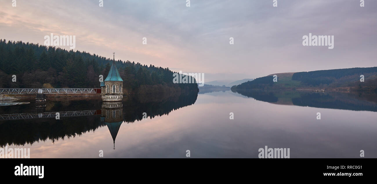 Il serbatoio Pontsticill o Cronfa Ponsticill e la sua torre di valvola con il bosco circostante riflettente nel acqua, Brecon Beacons, Wales, Regno Unito Foto Stock