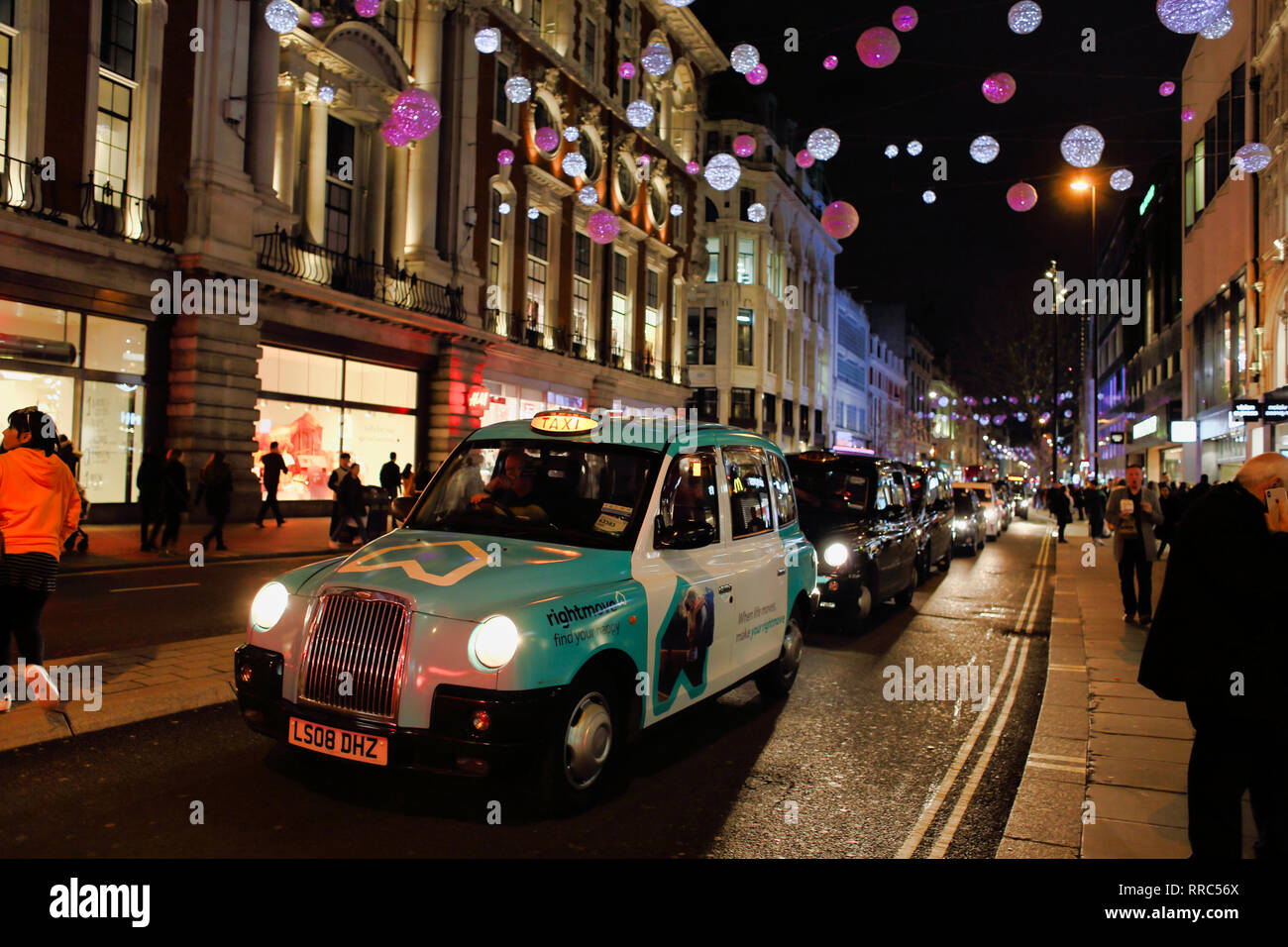 I taxi su Oxford Street di notte, Londra, Inghilterra, Regno Unito Foto Stock